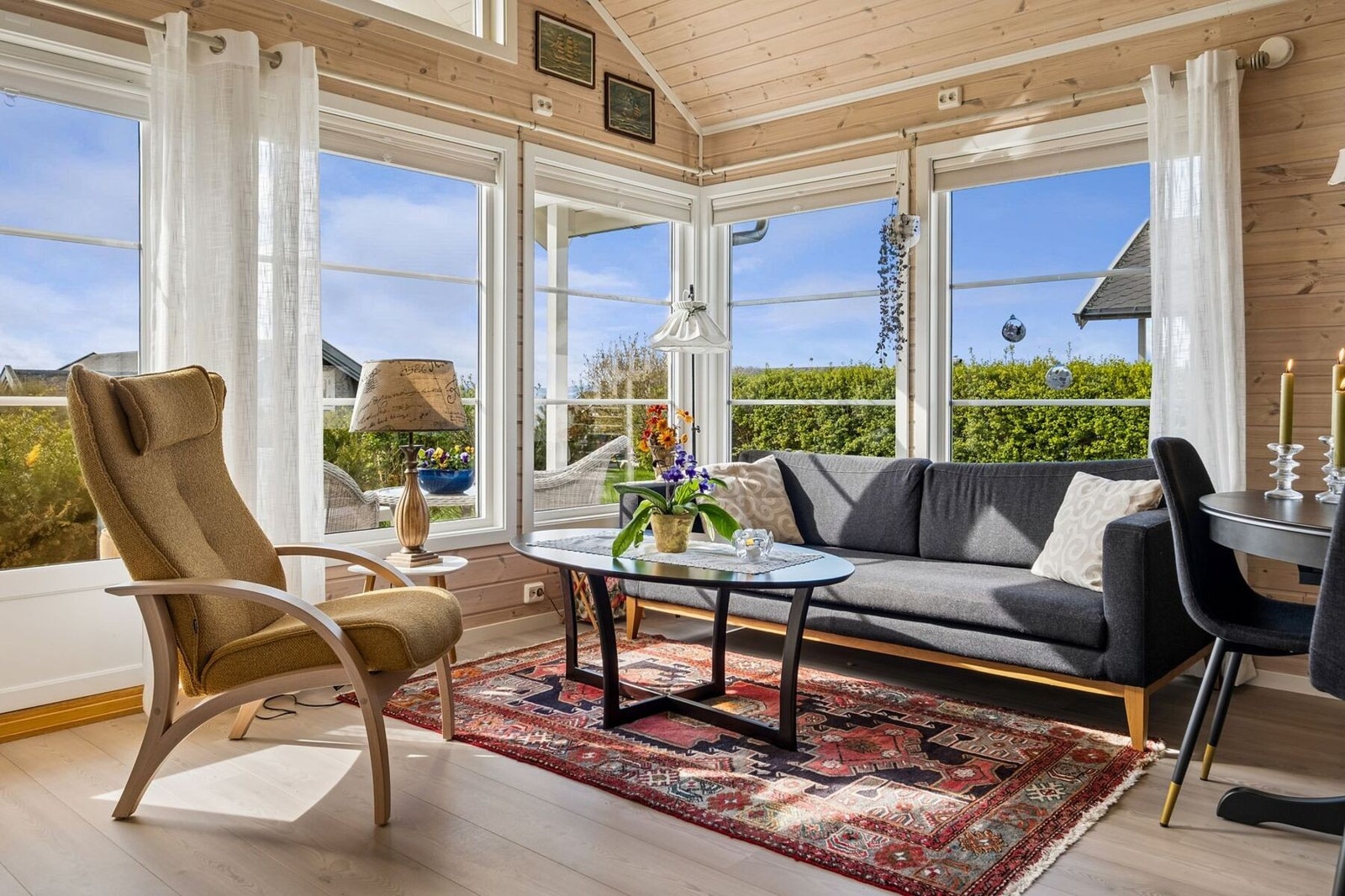 Store vindusflater slipper inn rikelig med naturlig lys og gir fin kontakt med uteområdet. Galleribilde
