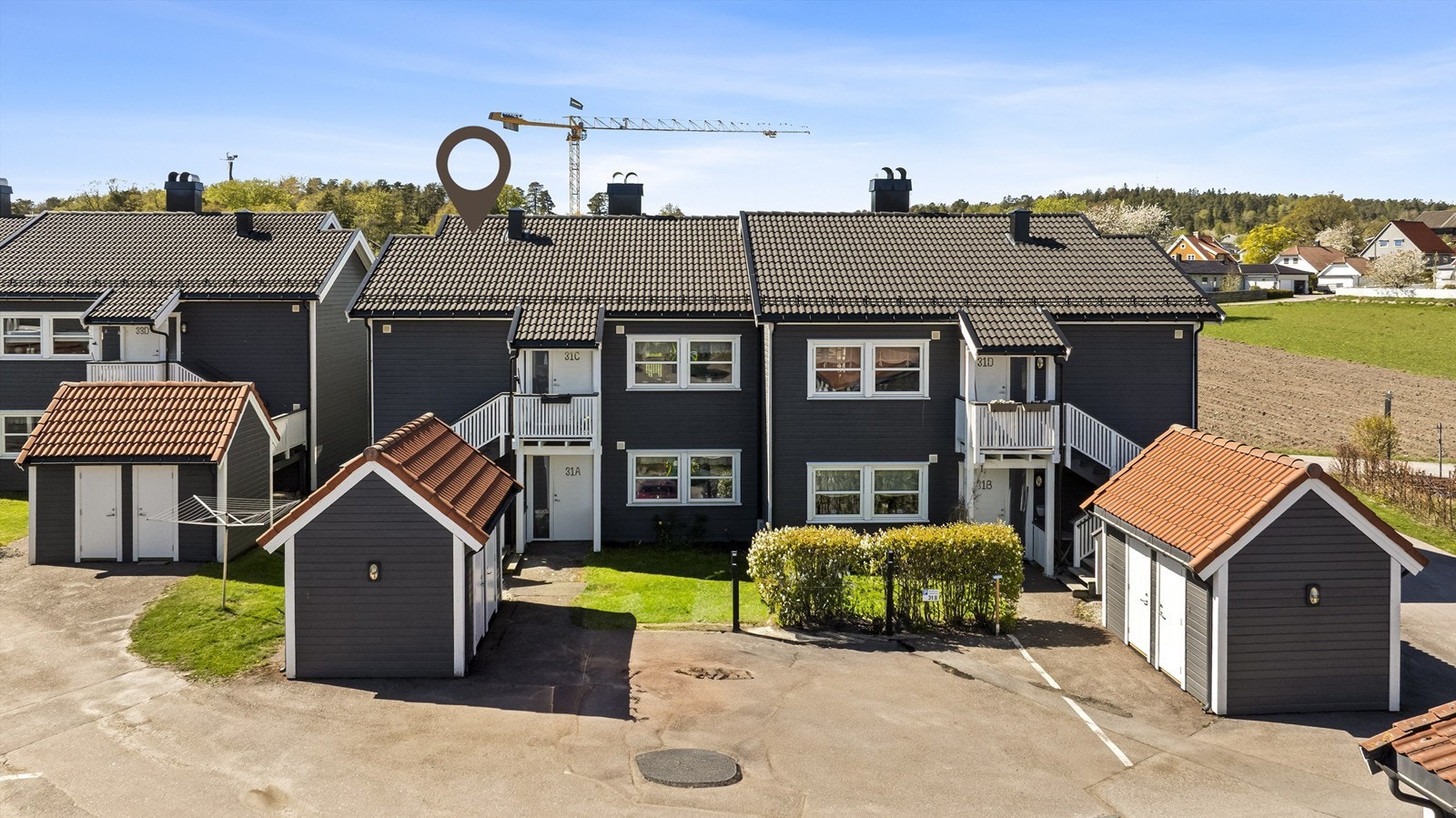 Leiligheten ligger flott til med kort vei til sentrum og likevel i landlige omgivelser. Galleribilde