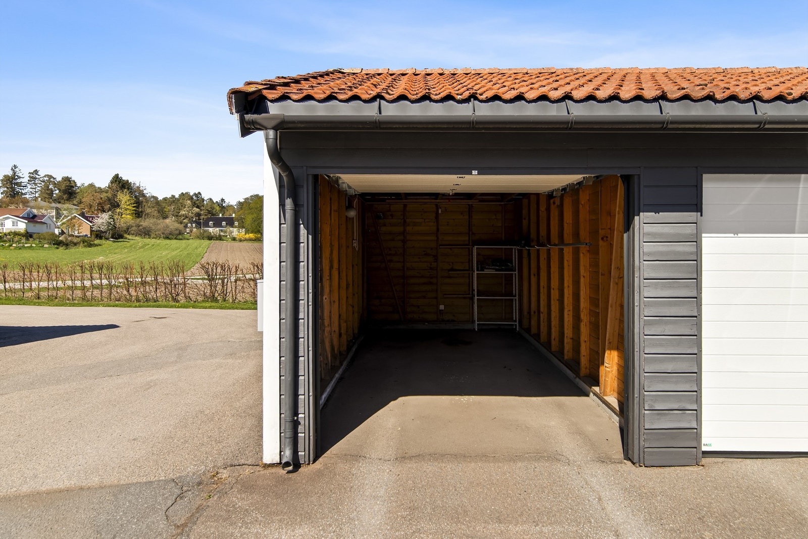 Garasjeplass med automatisk portåpner følger leiligheten Galleribilde