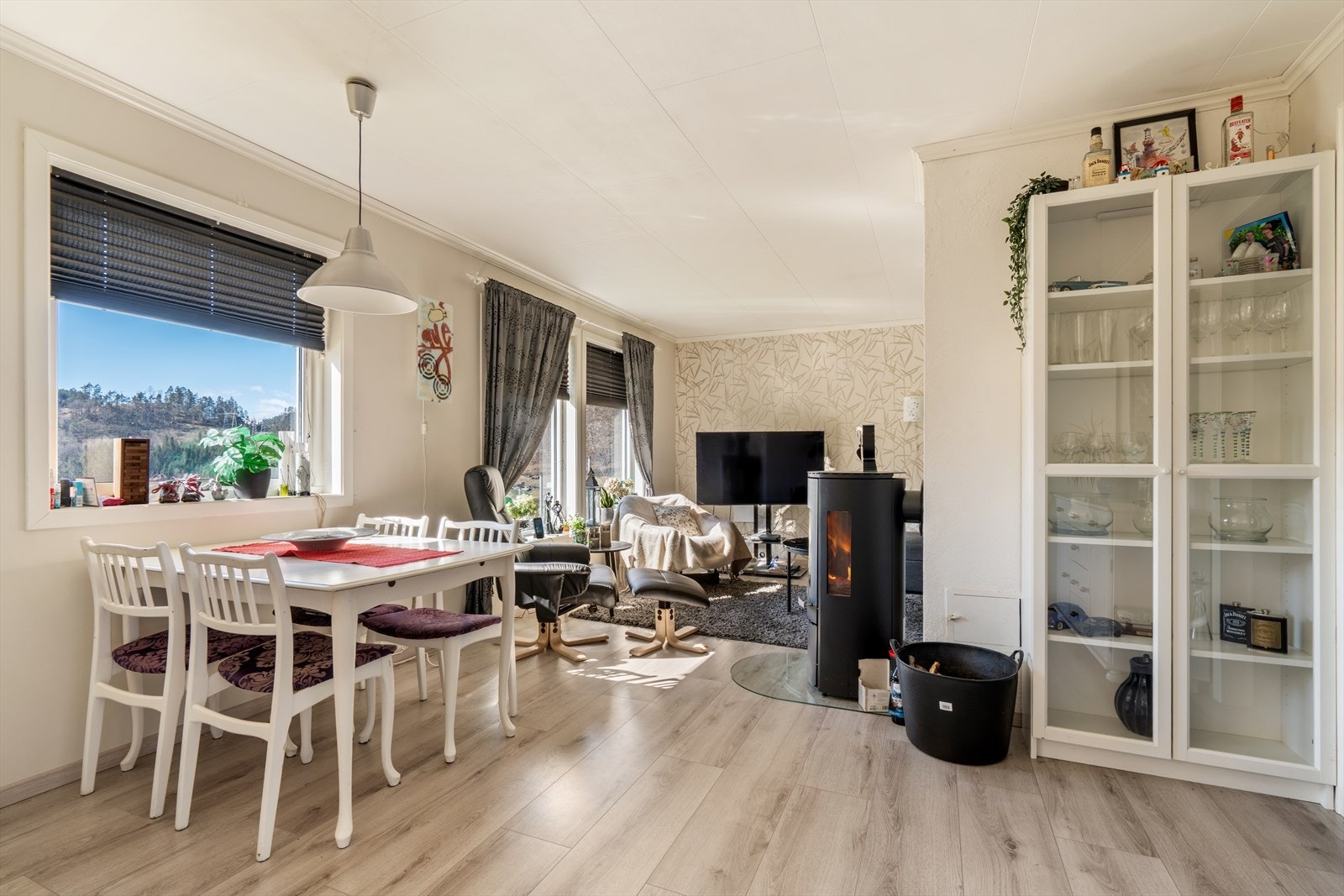 Stuen har plass til både sofagruppe og spiseplass, og er et naturlig samlingspunkt i boligen. Galleribilde