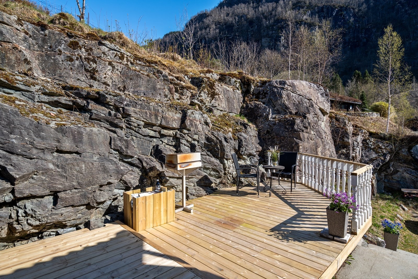 Skjermet uteplass på baksiden av boligen. Galleribilde
