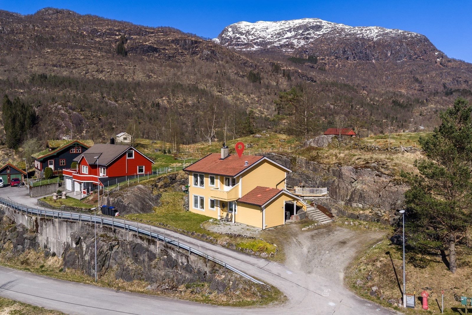 Boligen er en del av en vertikaldelt tomannsbolig oppført i 1996, med fasade i liggende bordkledning. Galleribilde