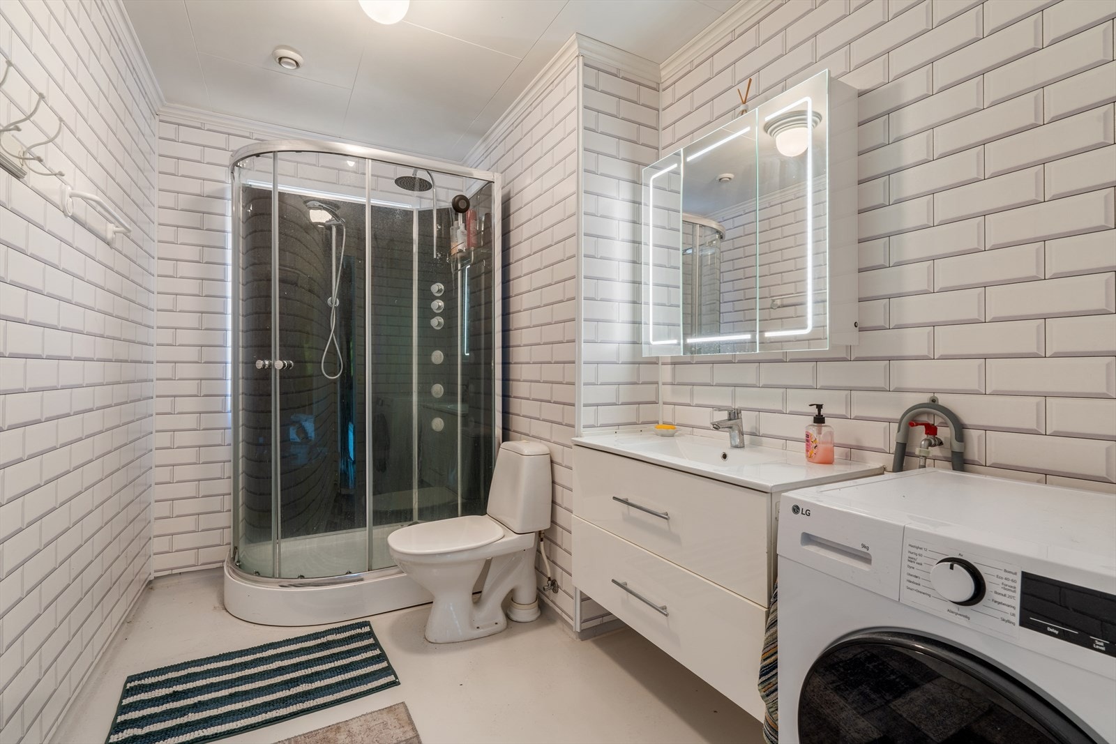 Badet har baderomsplater på veggene og vinylbelegg på gulv. Innredningen ble modernisert i 2019, og det er opplegg for vaskemaskin. Galleribilde