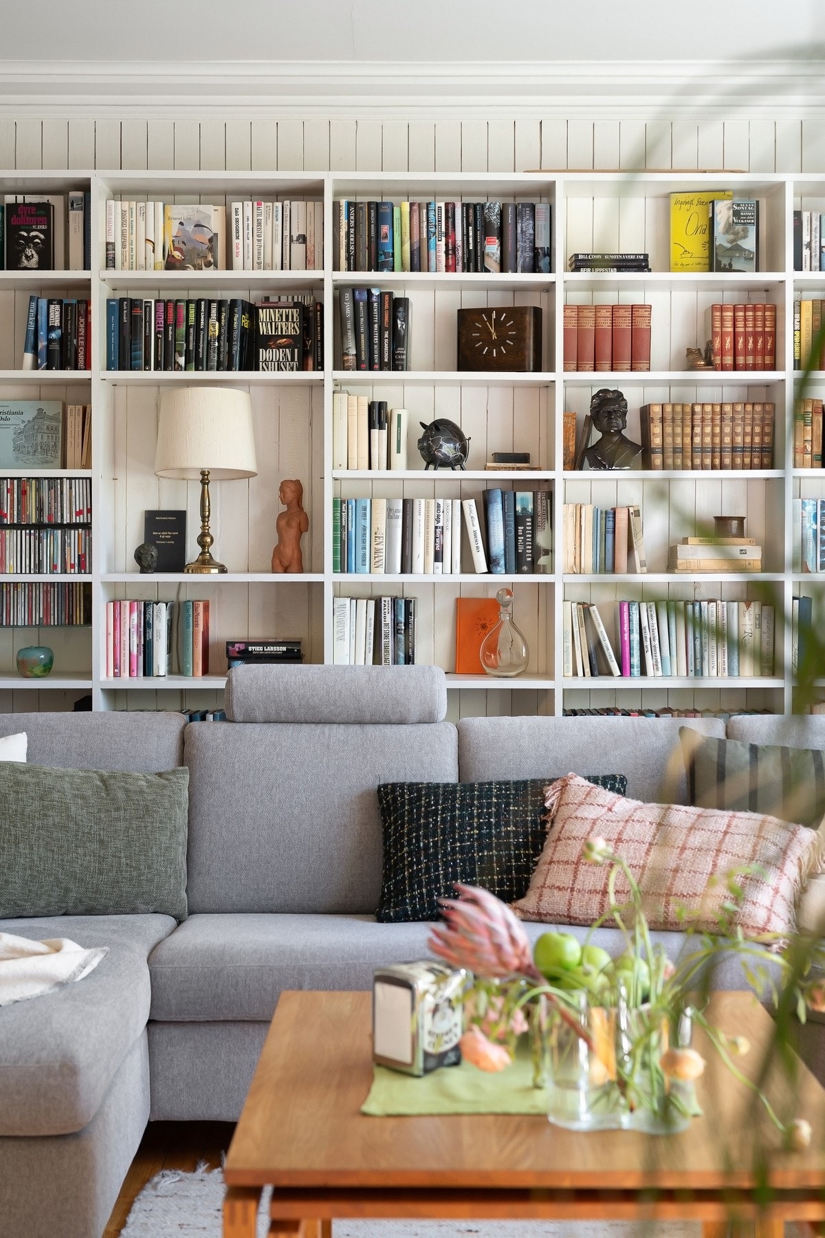Lys og innbydende stue med god plass til sofagruppe. Galleribilde