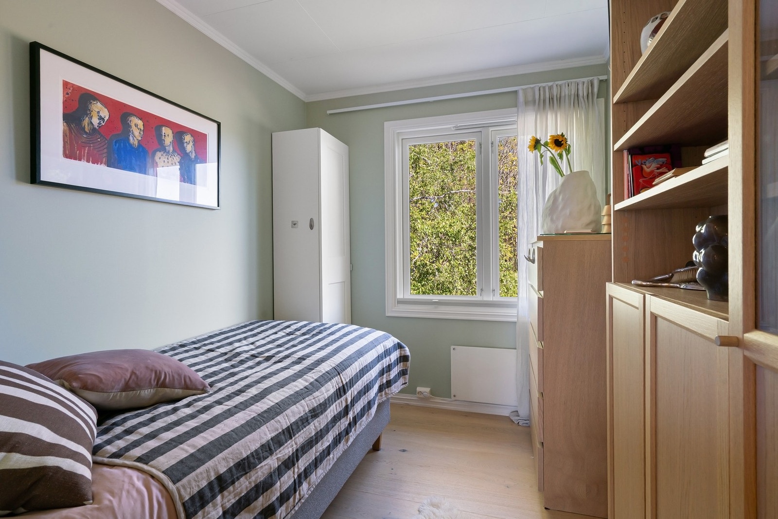 Soverom 3 med plass til seng og oppbevaring. Galleribilde