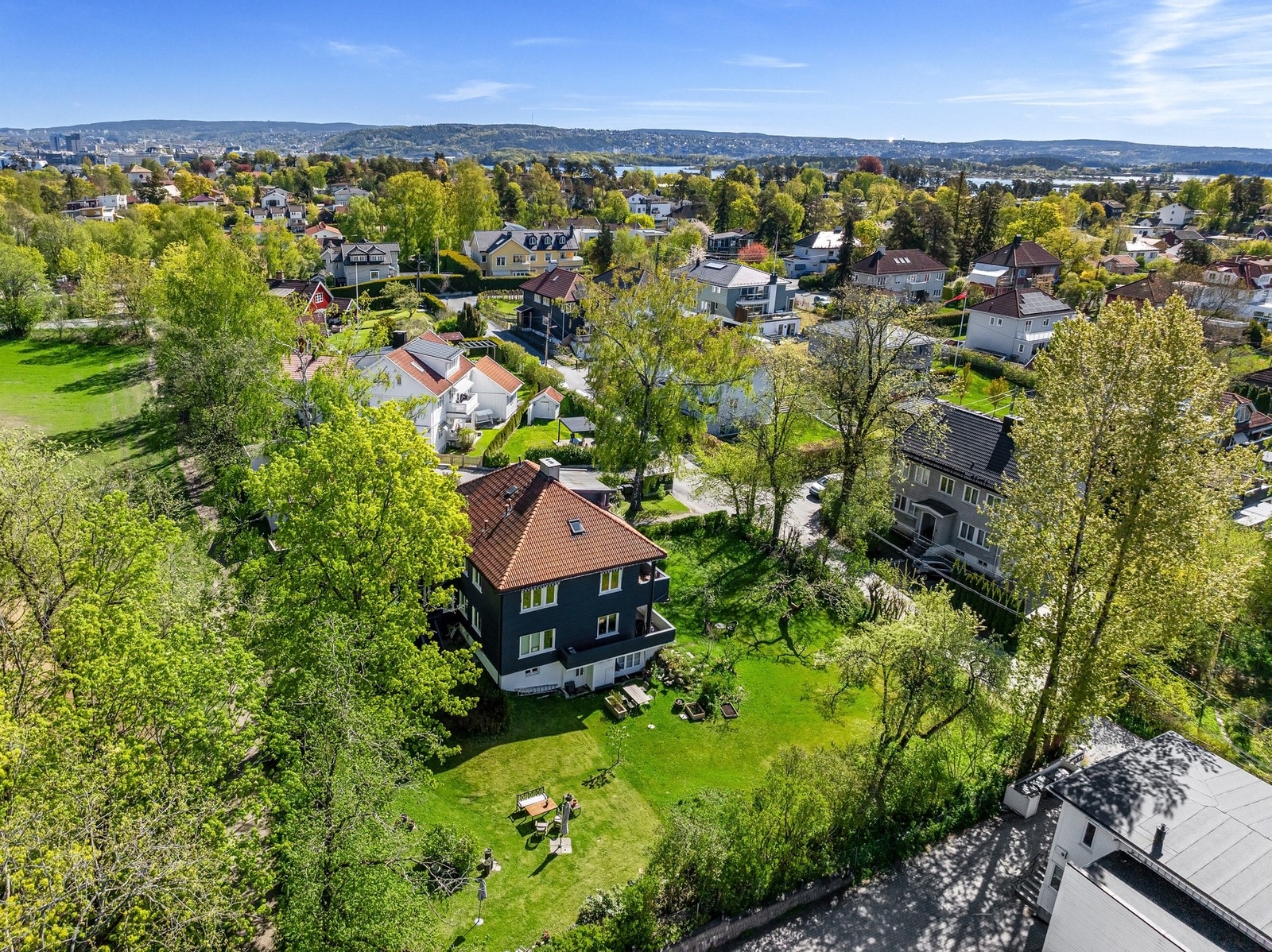 Stor og solrik hage med gode uteplasser. Galleribilde
