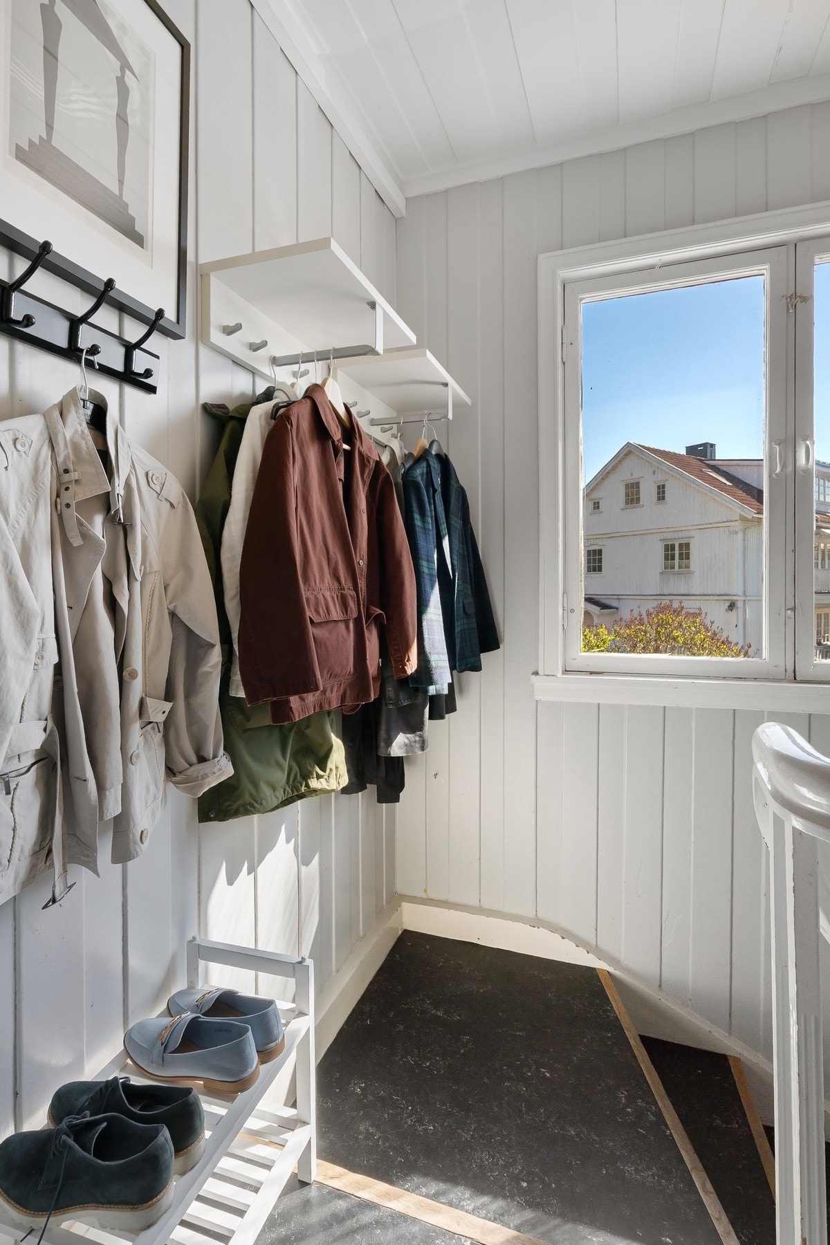Trappen opp til 2. etg med praktisk oppbevaring i trappeløpet. Galleribilde