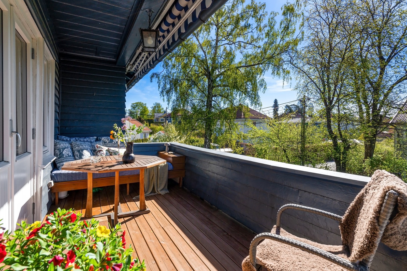 Balkong i direkte adkomst fra stuen med plassbygget sittegruppe og plass til utegrill. Galleribilde