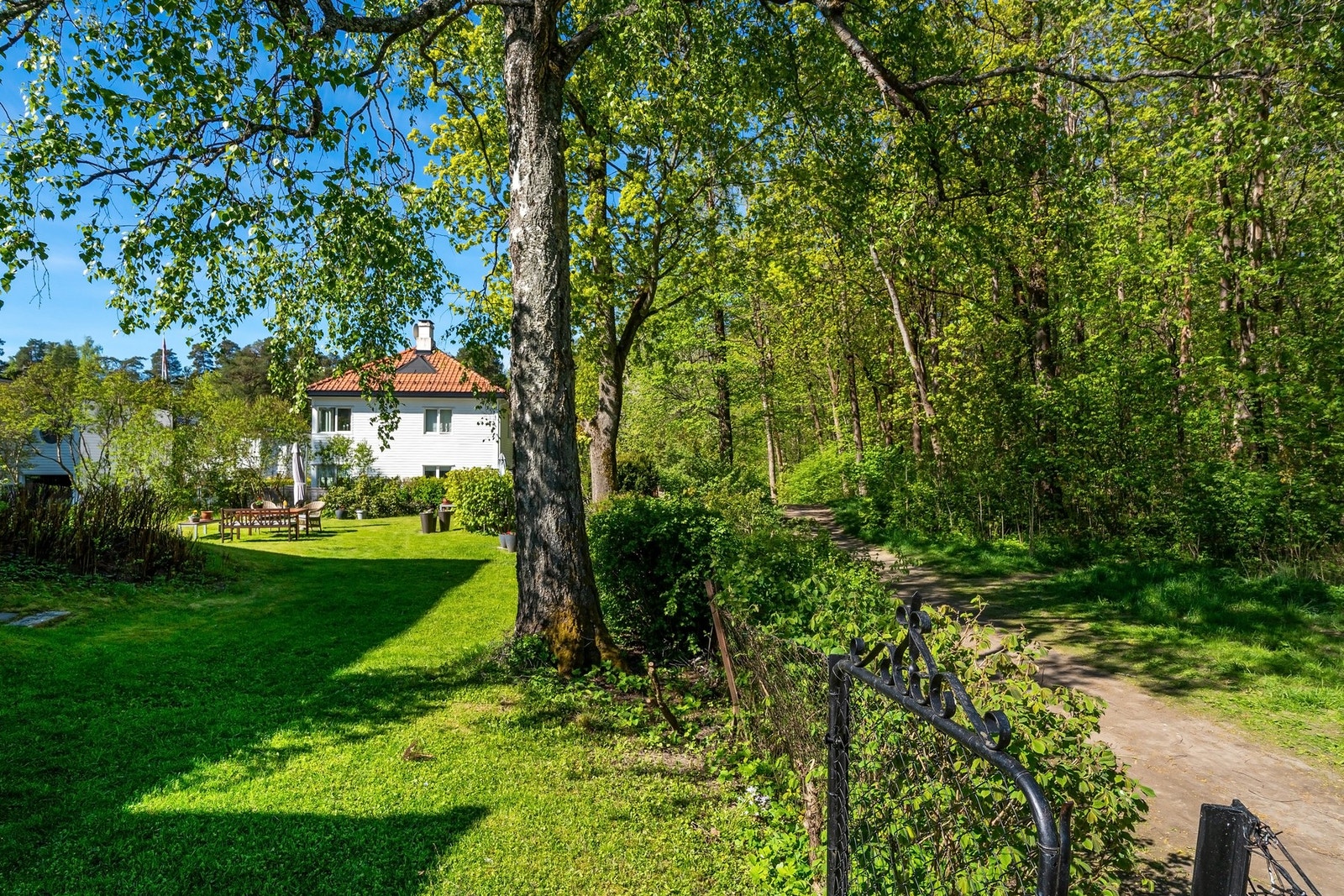 Romslig hage med grønne omgivelser, direkte adkomst til turvei, Kongeskogen og badestrender. Galleribilde