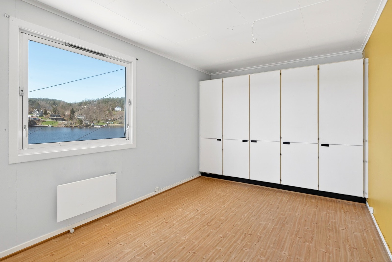 Soverom 1 - med stor innebygd garderobe. Galleribilde