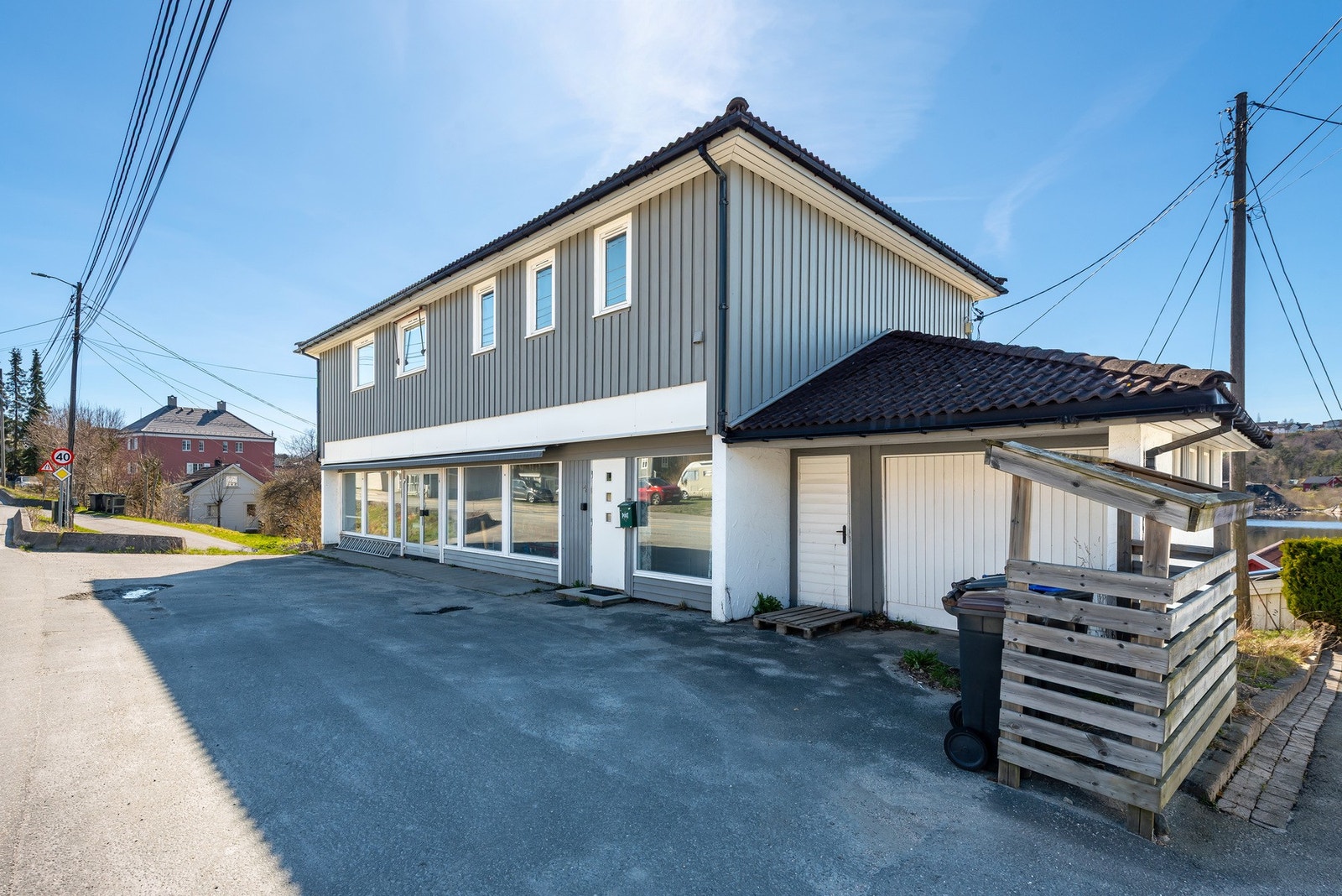 Bolig oppe, næring nede og tilbygget garasje. Direkte adkomst fra næringsdel til garasje. Galleribilde