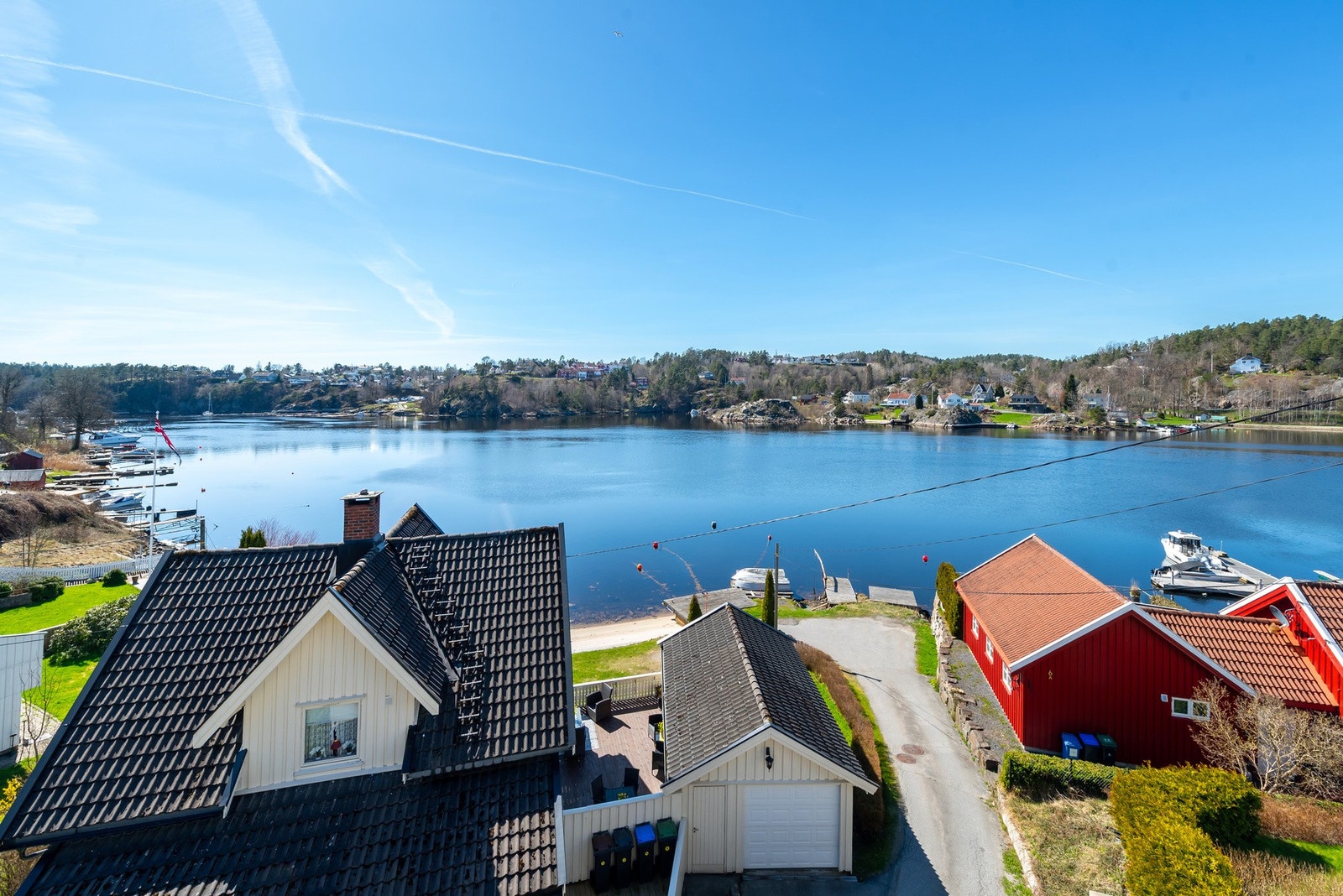 Flott utsikt over sjøen, med egen 3 meter brygge og båtplass. Galleribilde