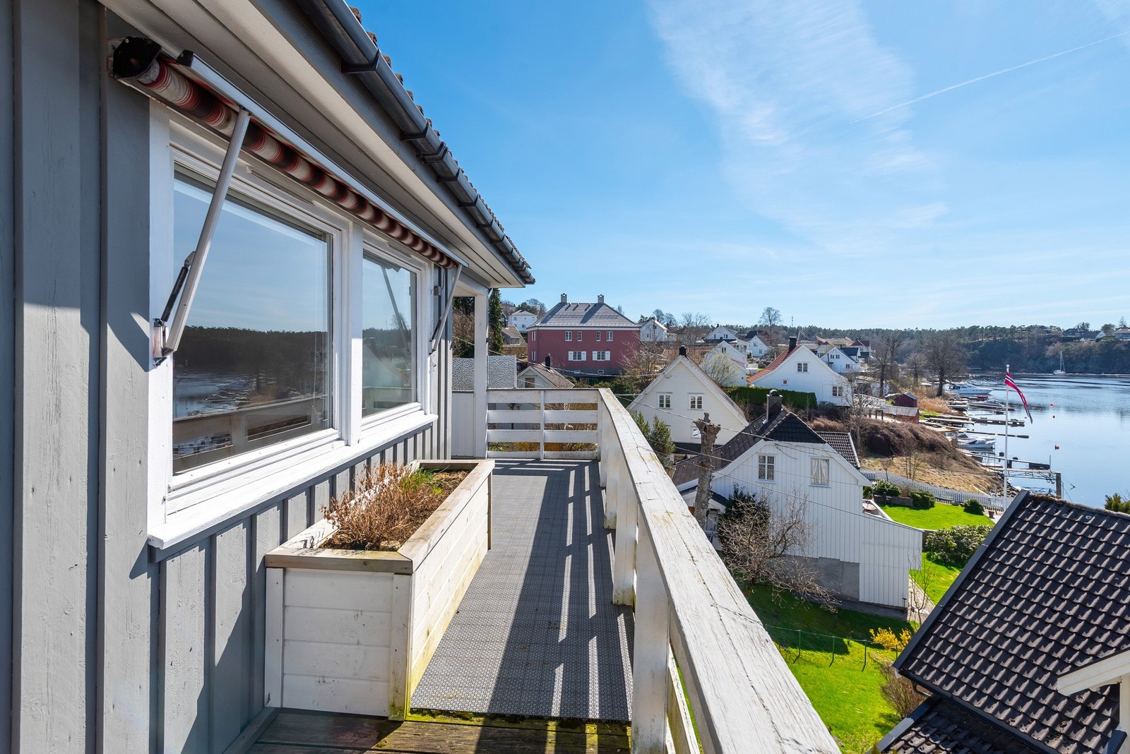 Balkong med flott utsikt til sjøen og her er meget gode solforhold. Galleribilde