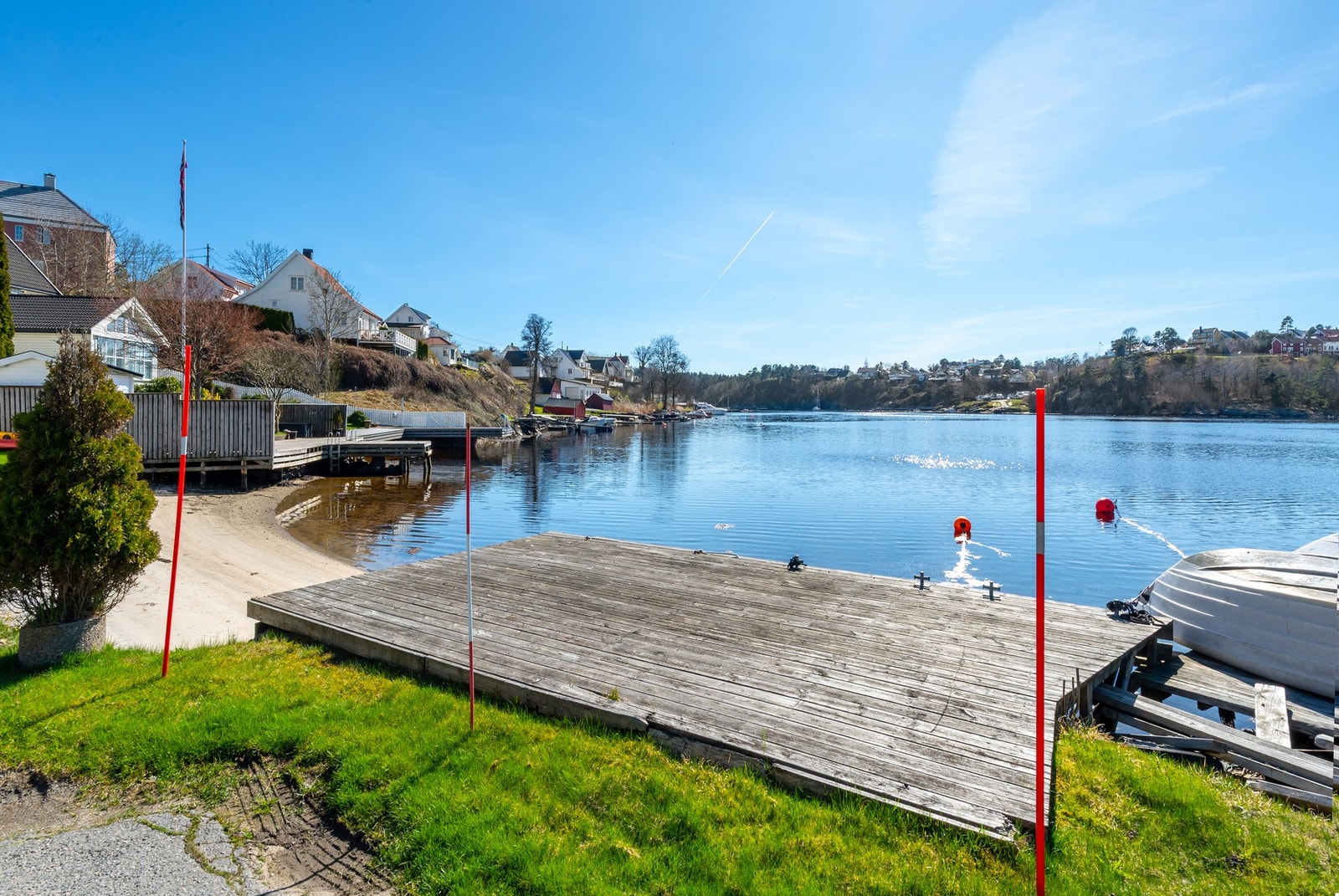 Egen 3 meter brygge nede ved vannet, som gir gode muligheter for båtliv og maritime aktiviteter. Galleribilde