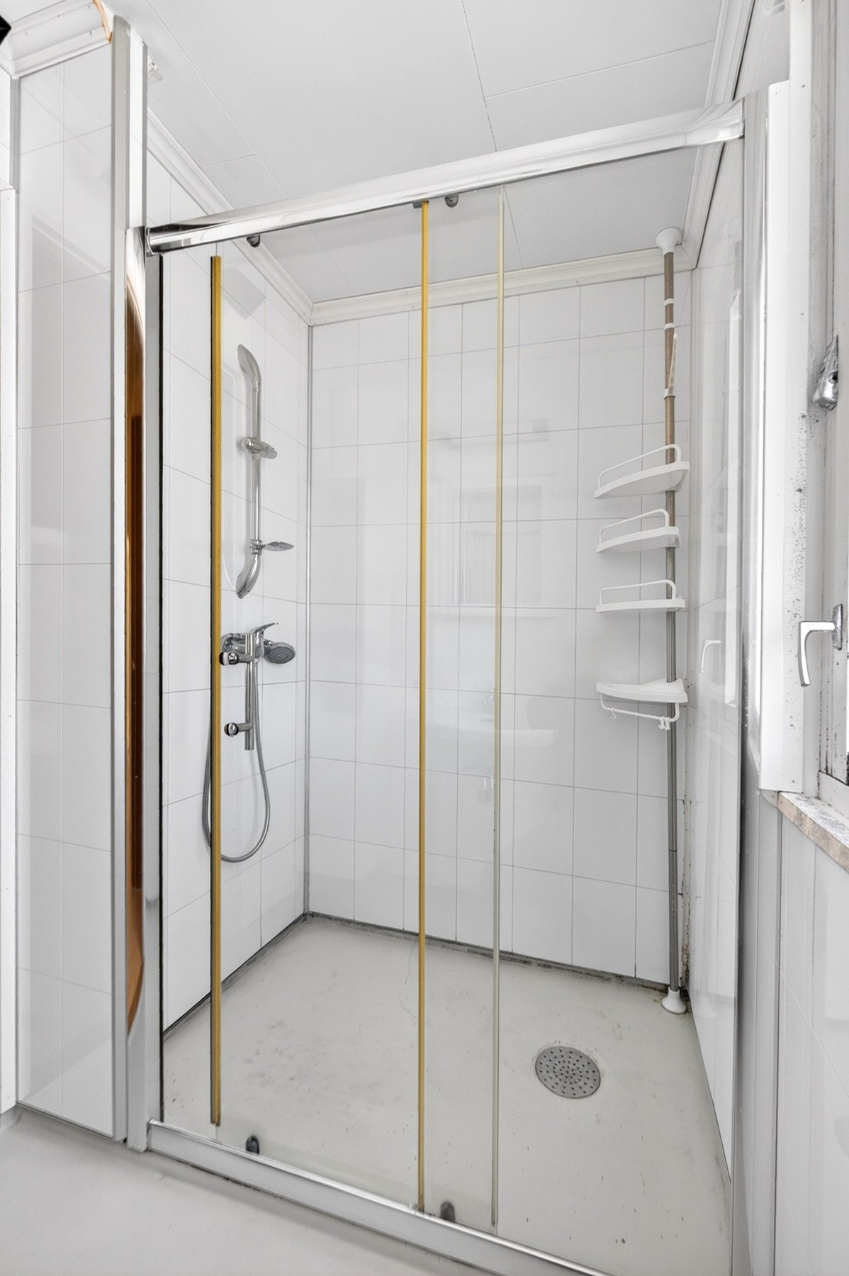 Badet i boligen med vask og dusj. Galleribilde