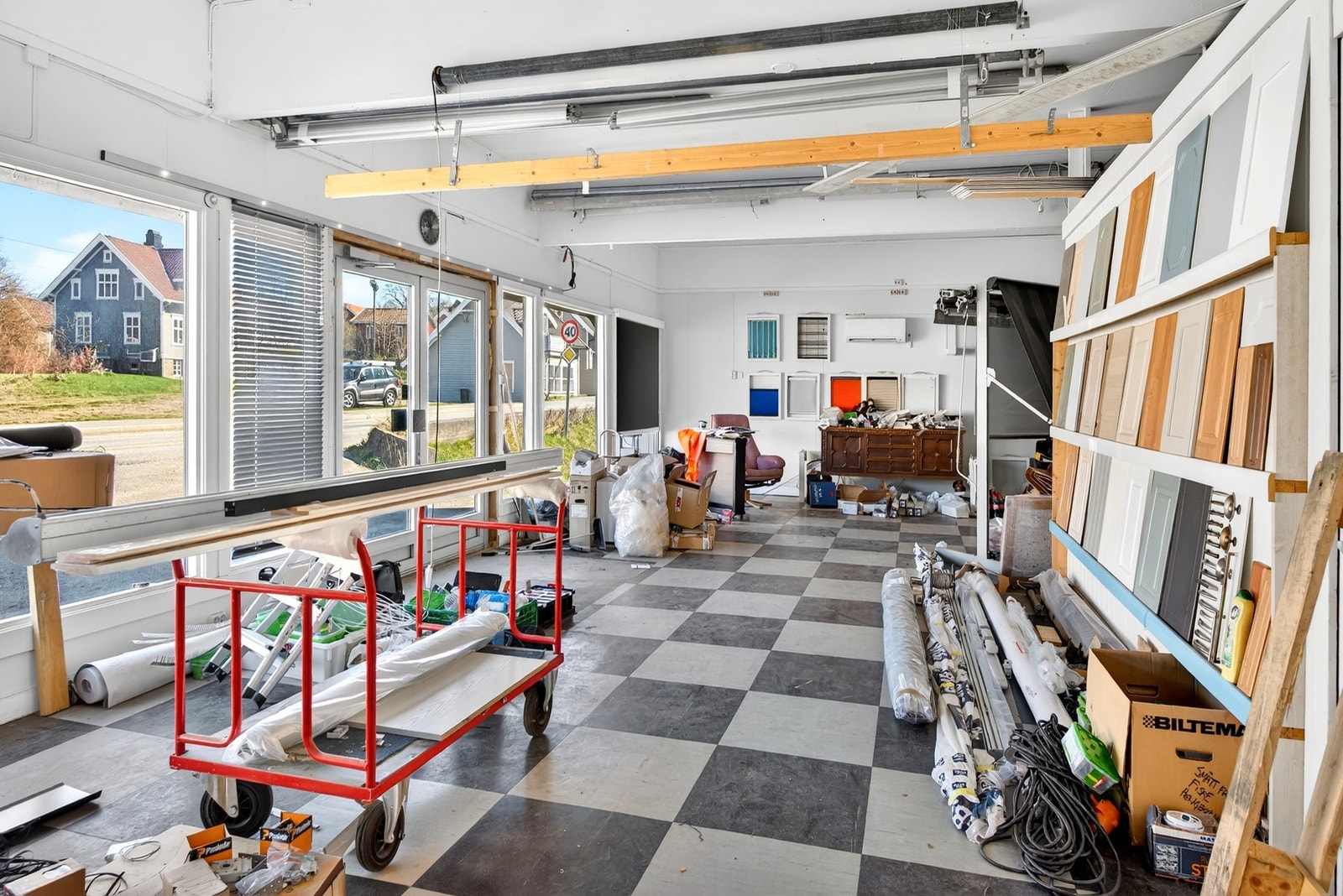 I underetasjen er det et stort næringslokale med gode bruksmuligheter. Galleribilde
