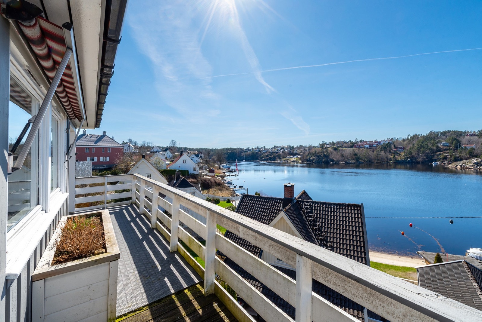 Balkong med flott utsikt til sjøen og her er meget gode solforhold. Galleribilde