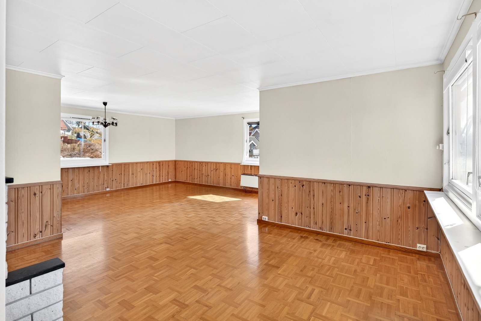 Stor og åpen stue med flere møbleringsmulighter. Galleribilde