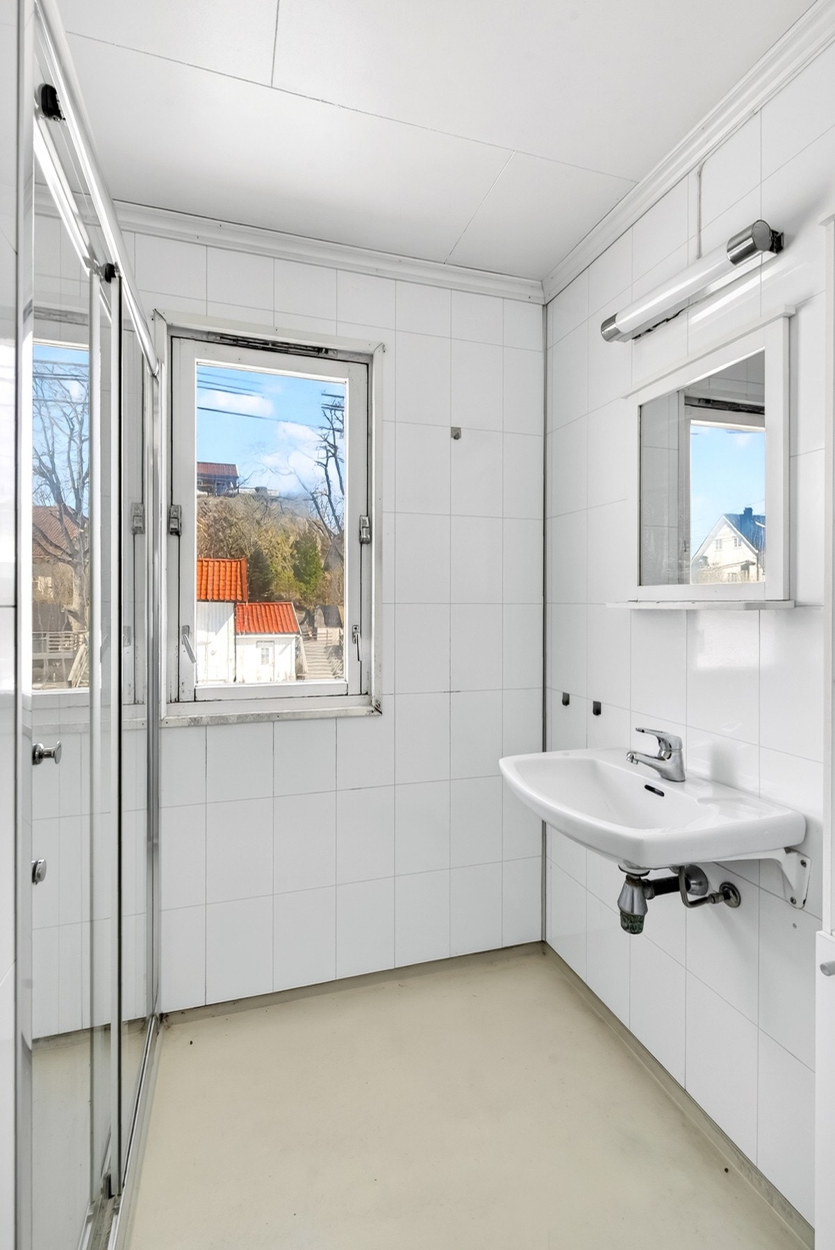Badet i boligen med vask og dusj. Galleribilde