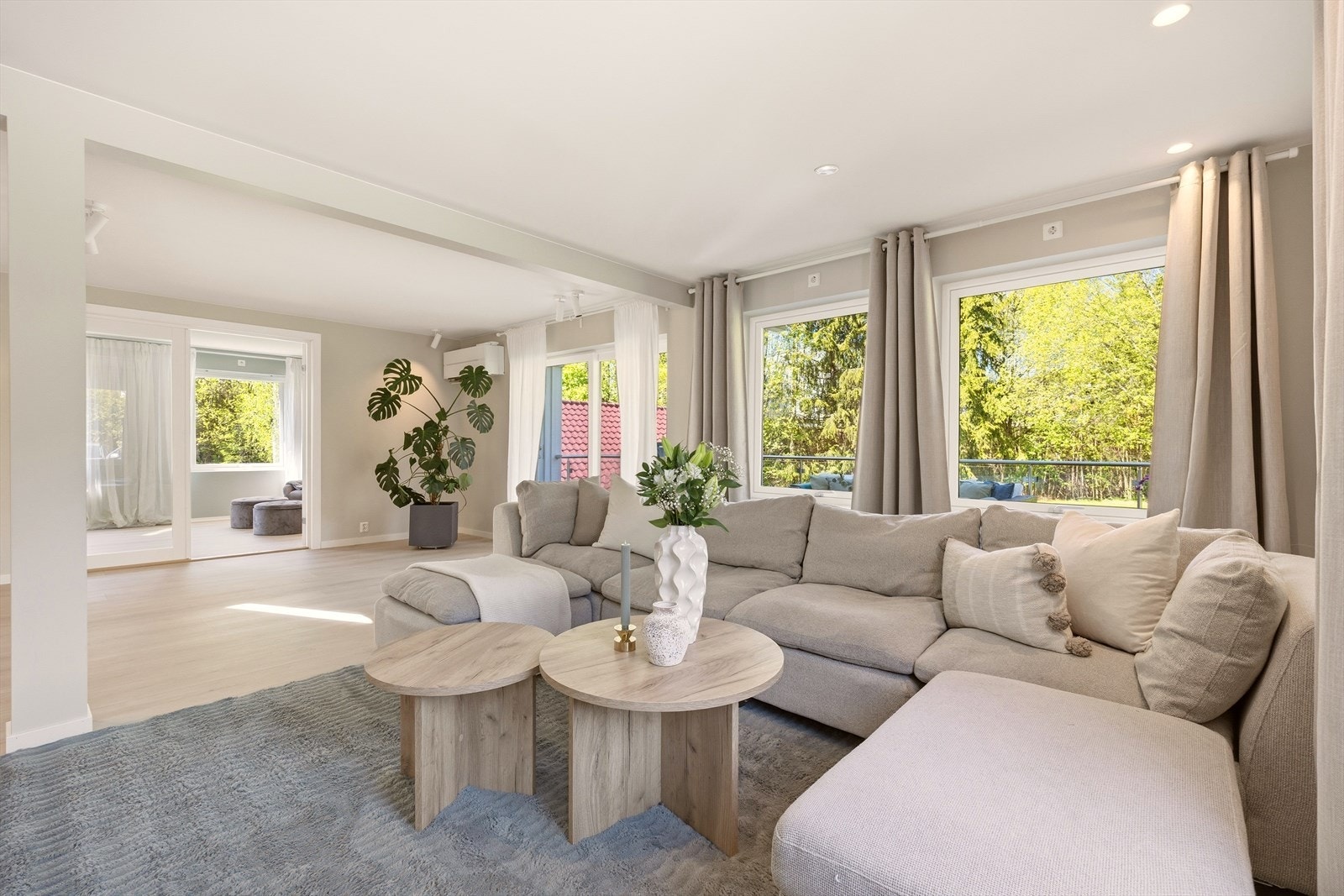 Etasjen har rikt med lysinnslipp, i tillegg til downlights i tak Galleribilde