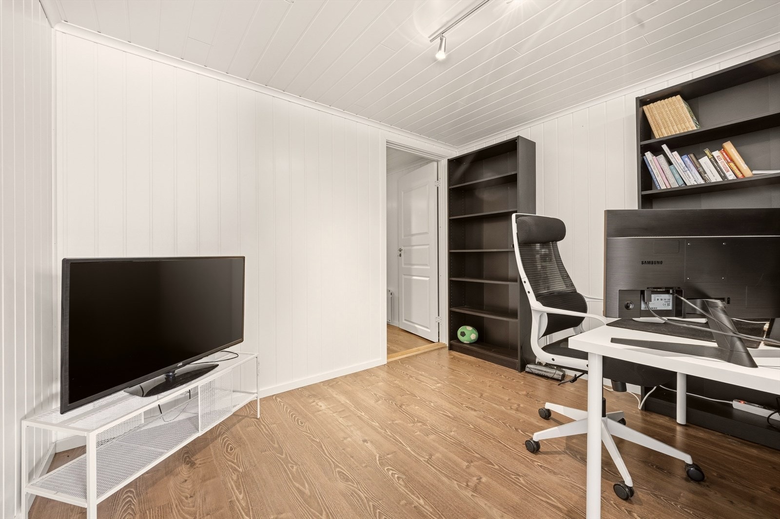 Bod innredet som kontor Galleribilde