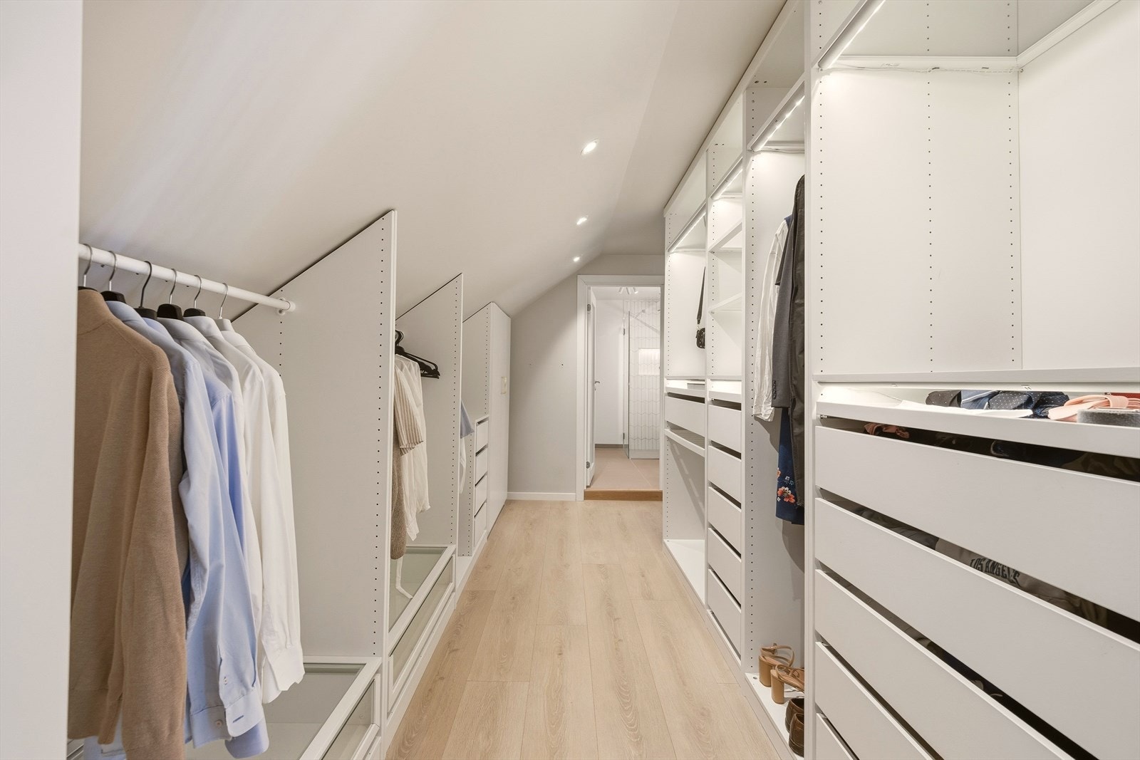 Garderobe med rikt med innredning Galleribilde
