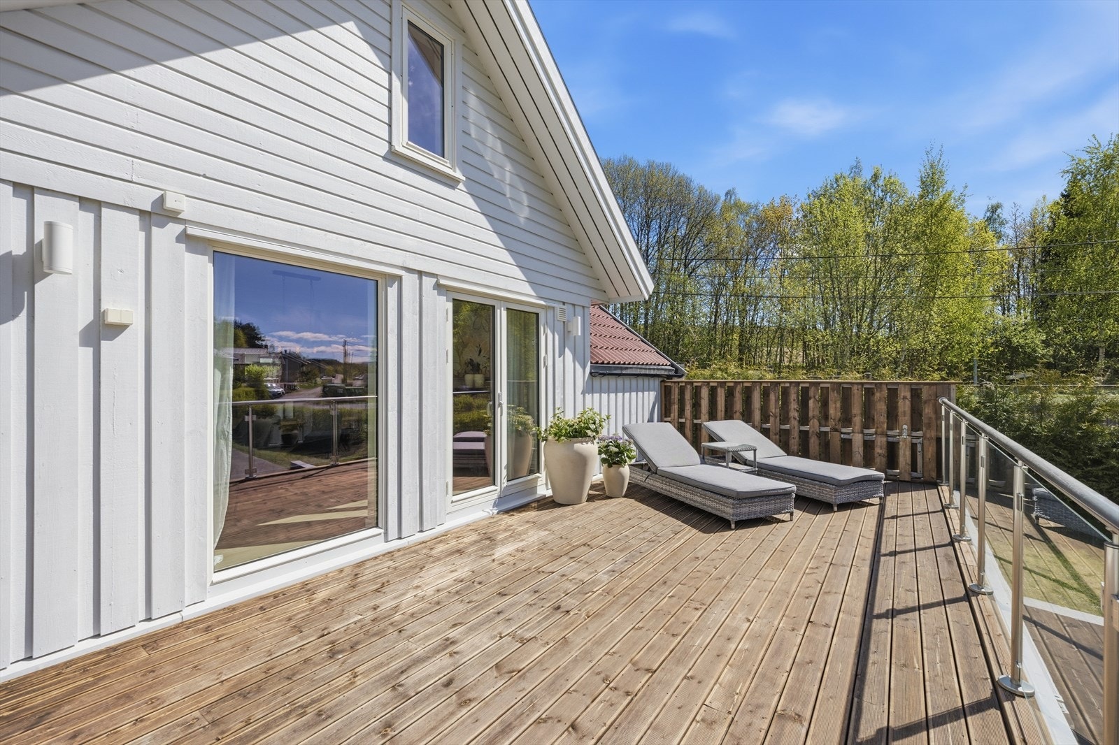 Ved spisestue er det utgang til en flott uteplass Galleribilde