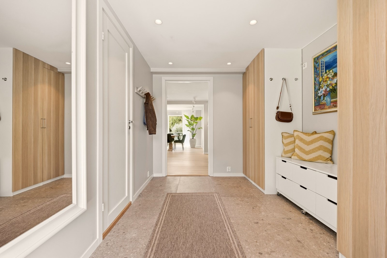 Boligen har en romslig hall med gode garderobeløsninger. Downlights i tak og varme i gulv. Galleribilde