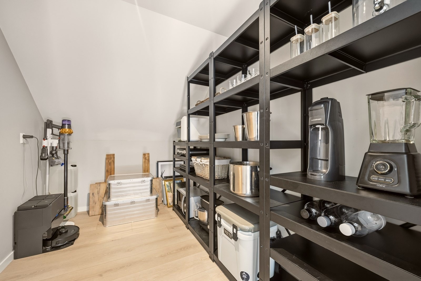 Bak kjøkken har man også en praktisk bod - ypperlig som "grovkjøkken"/pantry Galleribilde