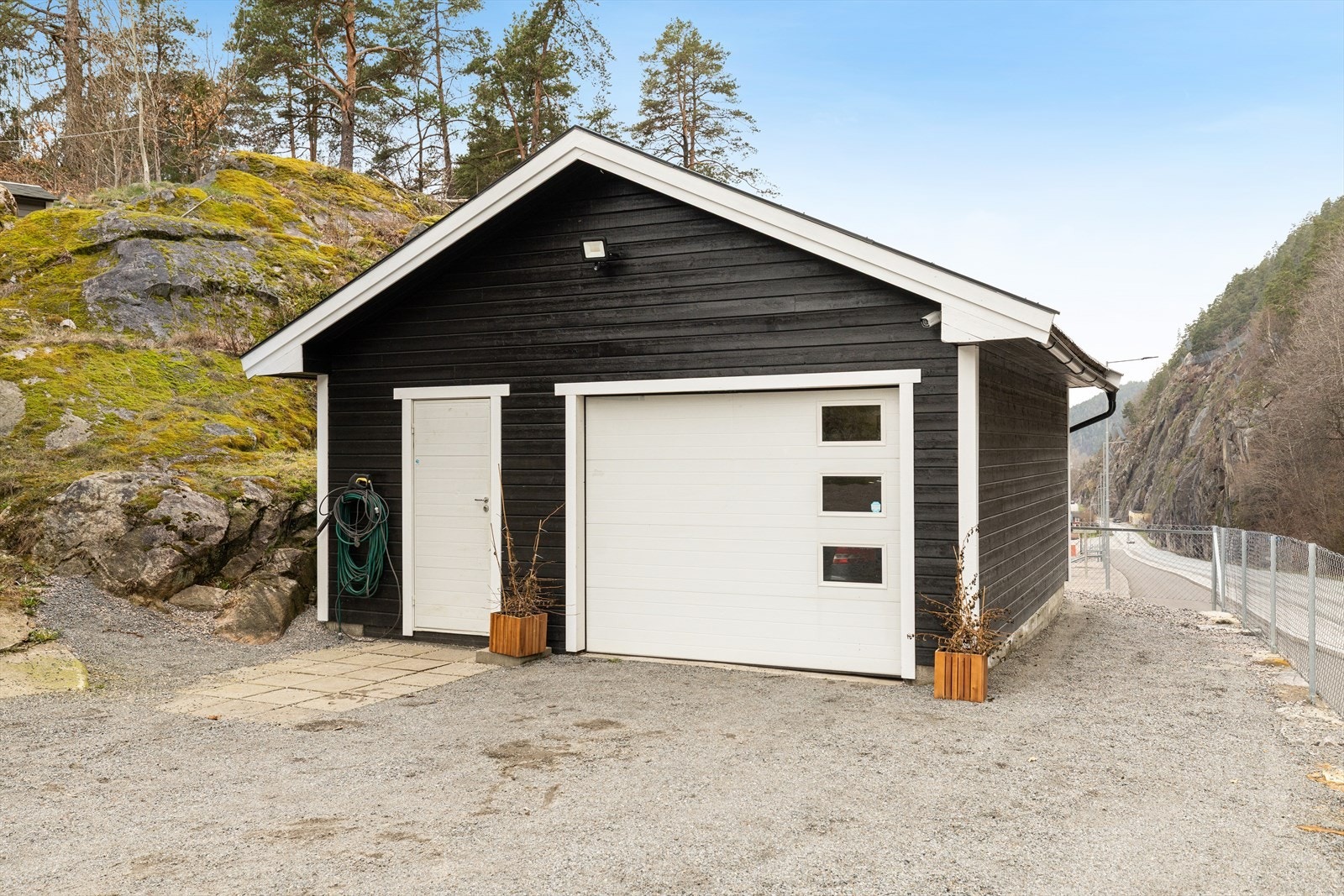 Romslig garasje med god plass for både bil og verktøy Galleribilde
