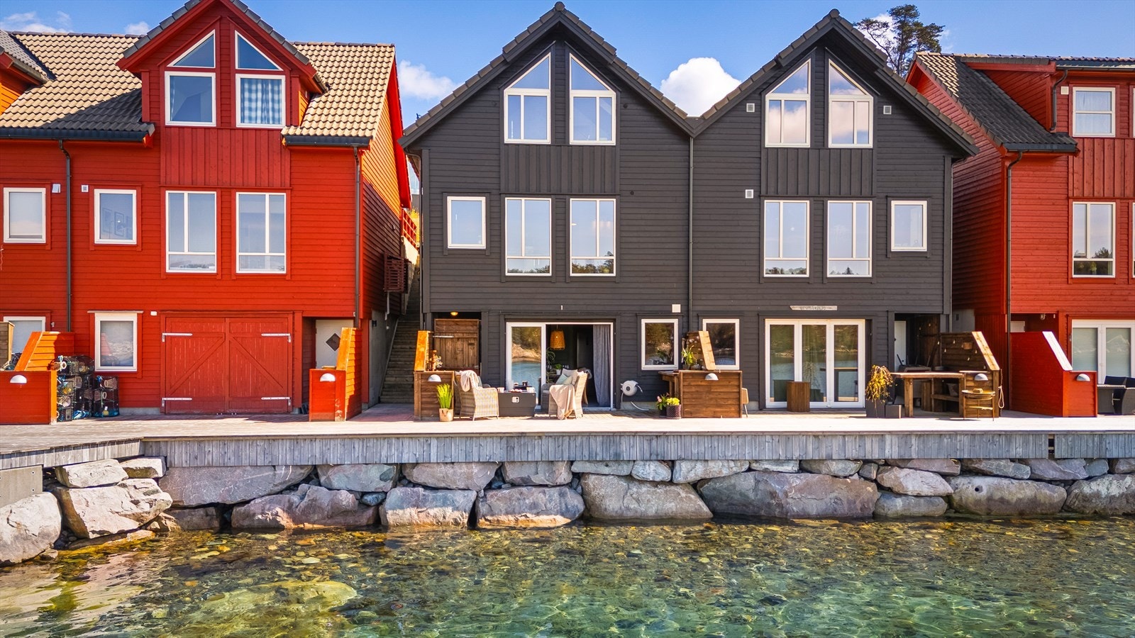 Her får du en moderne fritidsbolig med attraktiv beliggenhet, fine solforhold og umiddelbar nærhet til sjøen - perfekt for avslappende dager året rundt. Galleribilde