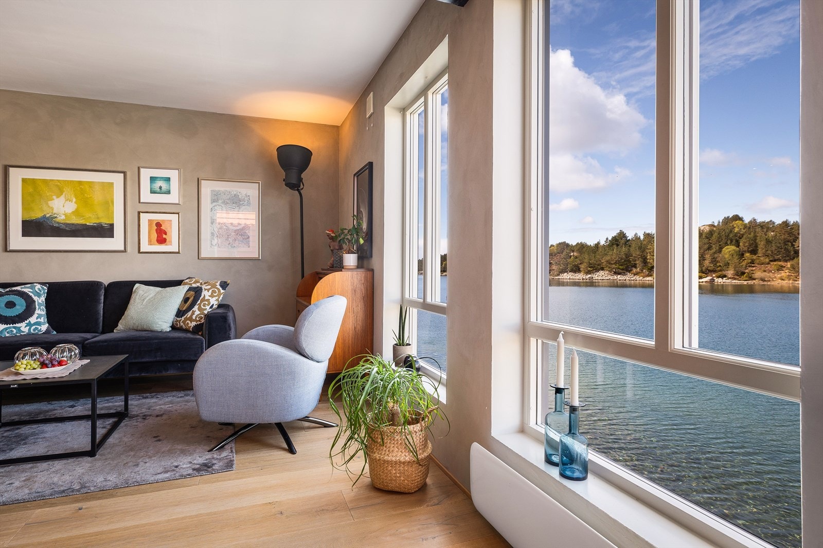 Rommet har store vindusflater som slipper inn rikelig med naturlig lys i arealet. Galleribilde
