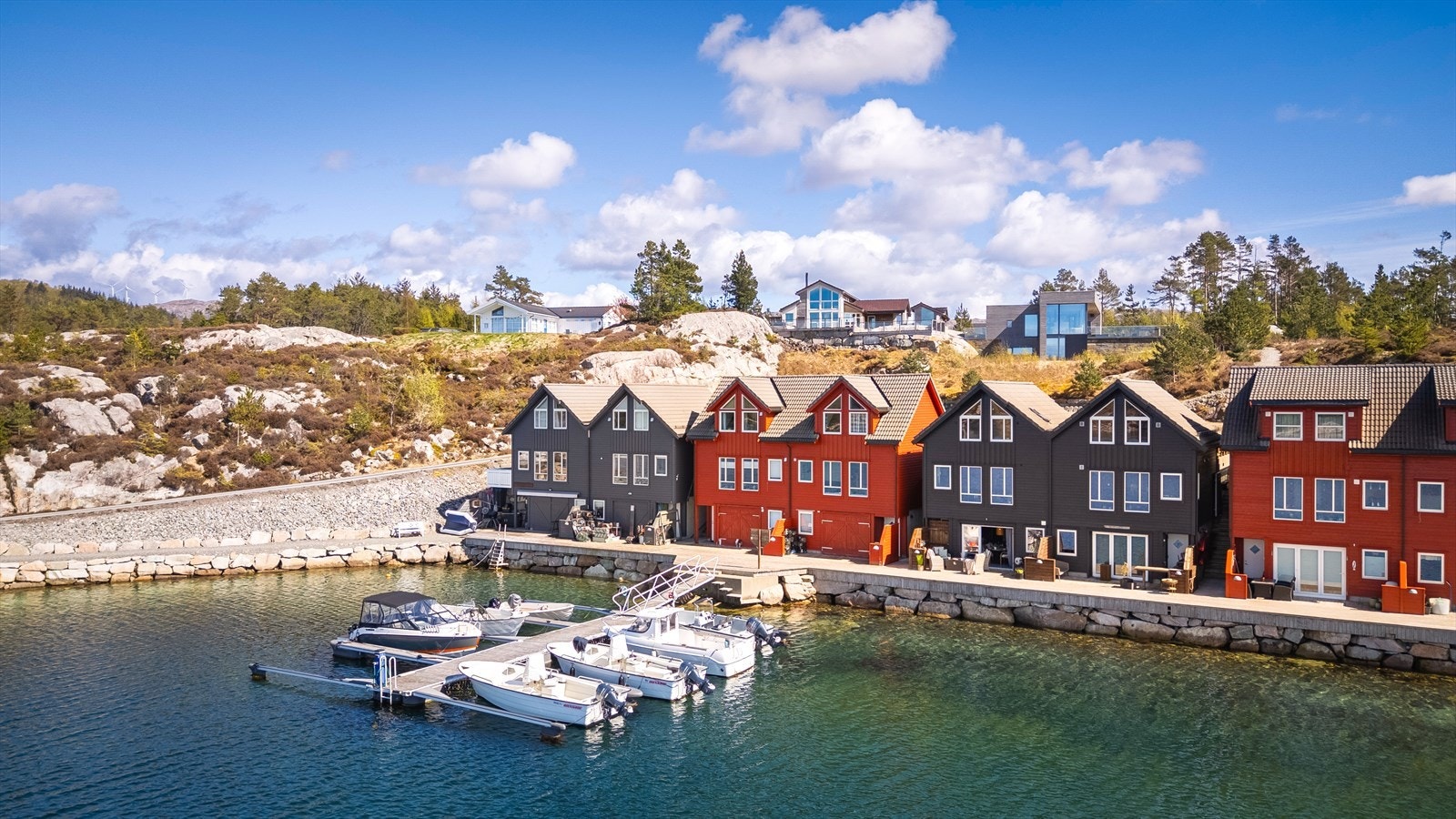 Dette er en flott og gjennomført hytte med tilhørende båtplass. Galleribilde