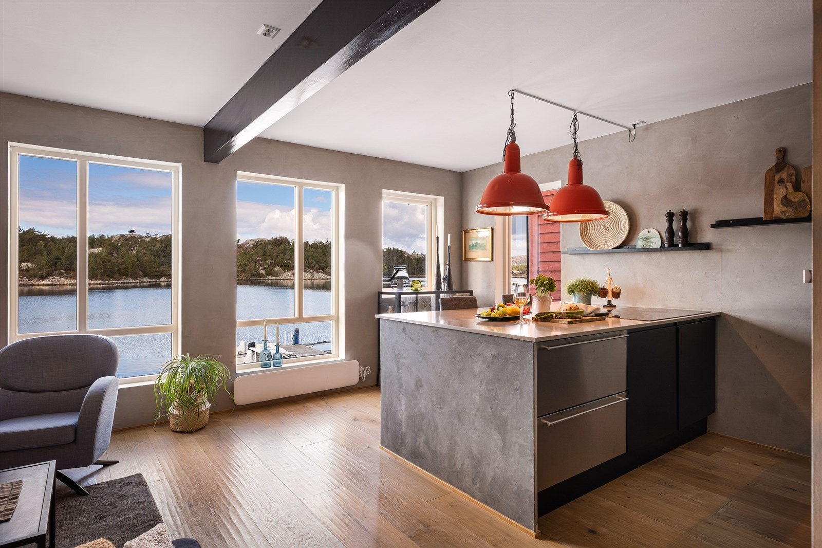 Hytten har et stilrent og påkostet kjøkken med kjøkkenøy/disk i Silestone. Galleribilde