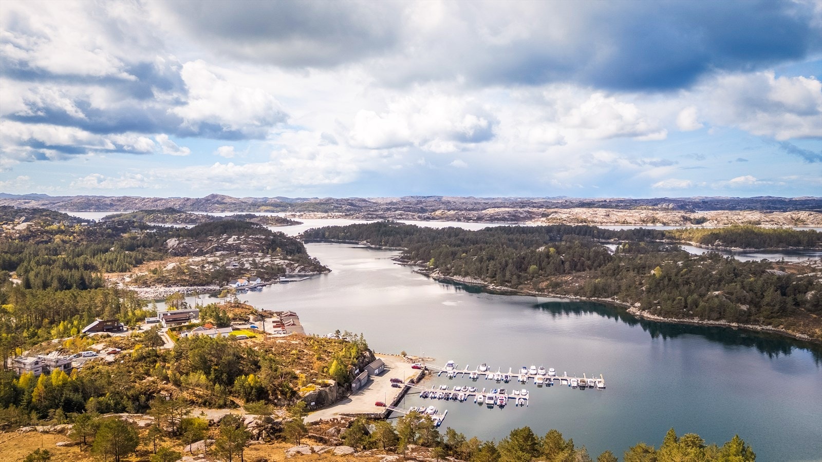 Her får du en sjelden kombinasjon av maritim atmosfære, gode solforhold og nærhet til sjøen, som skaper de perfekte rammene for avslappende dager og fine opplevelser året rundt. Galleribilde