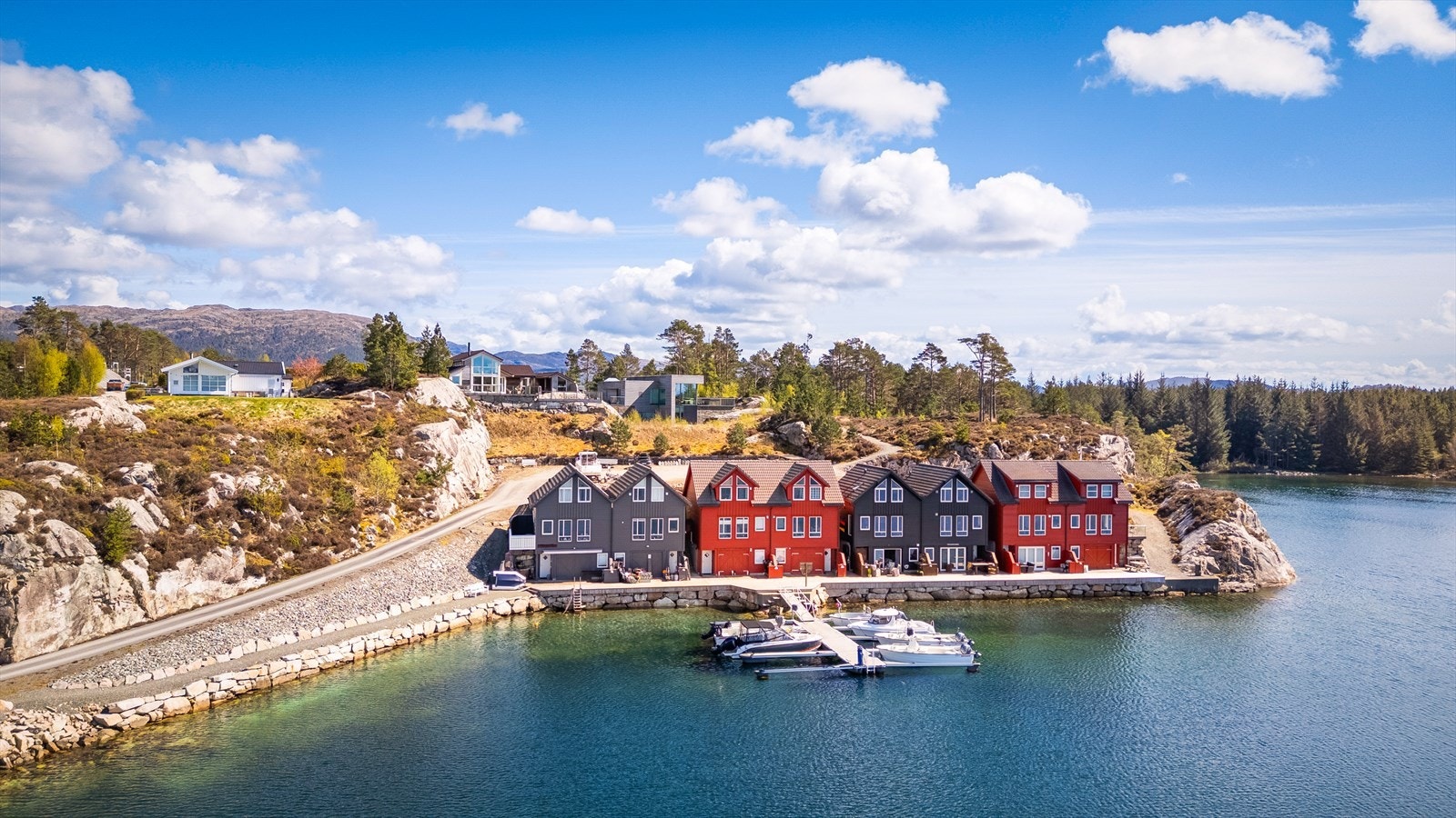 Aktiv Eiendomsmegling v/ Oliver Faraji har gleden av å presentere Grønavikvegen 19. Foto: Wilhelmsen Foto. Galleribilde