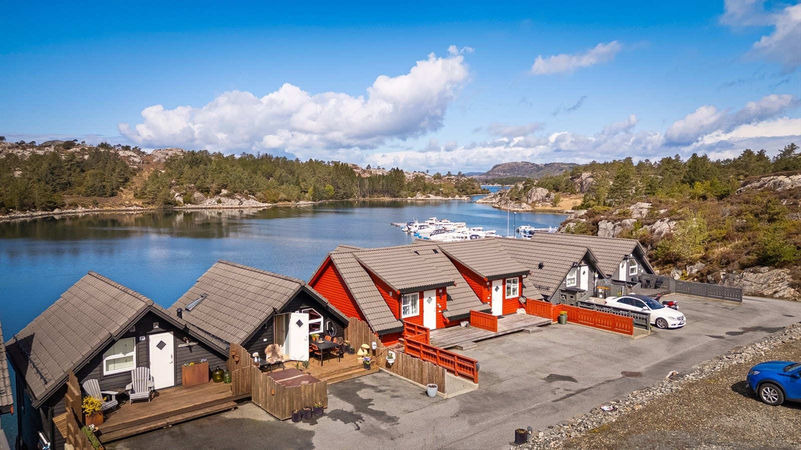 Grønavikvegen 19 har en flott og attraktiv beliggenhet helt i sjøkanten, i rolige og naturskjønne omgivelser. Galleribilde