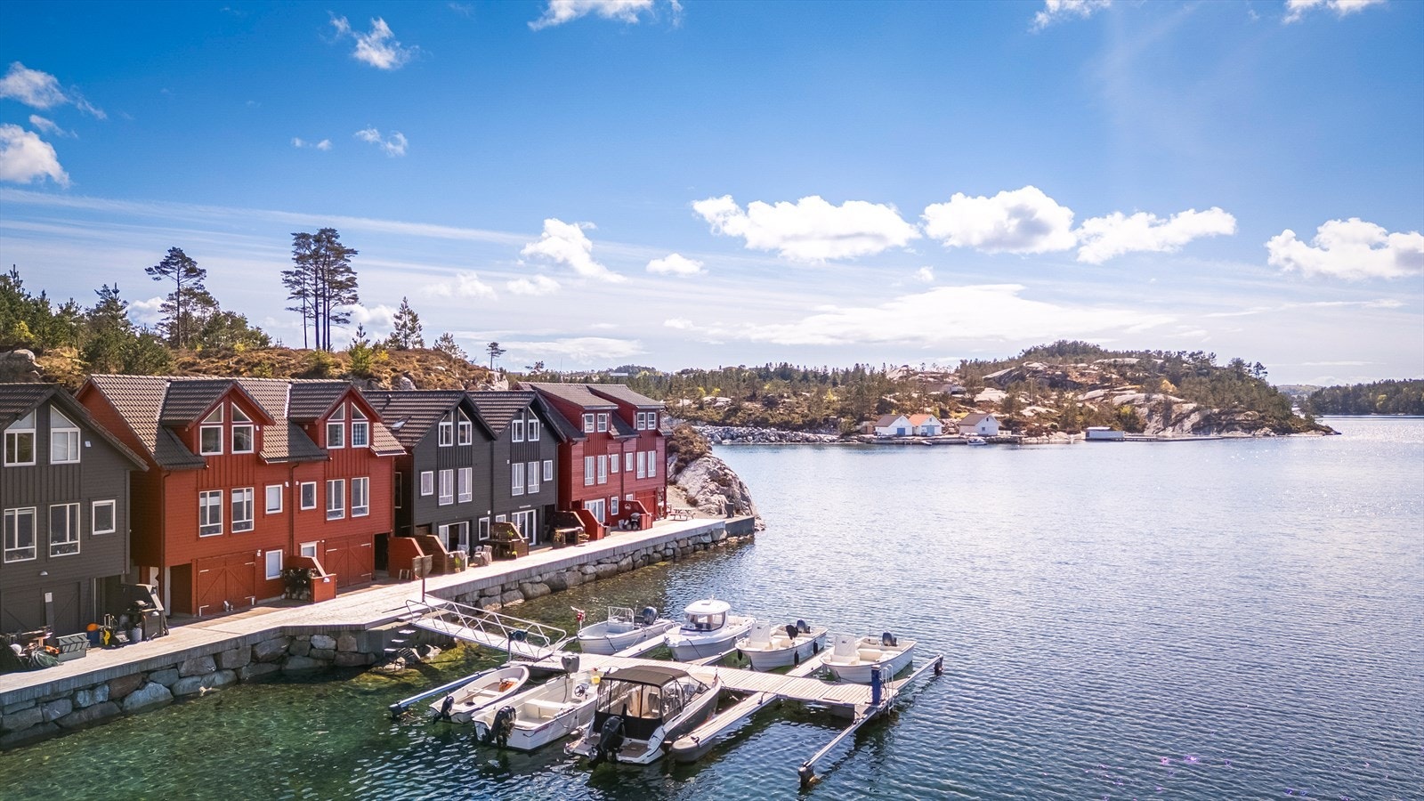 Eiendommen holder en gjennomgående høy standard og byr på gode kvaliteter både inne og ute. Galleribilde