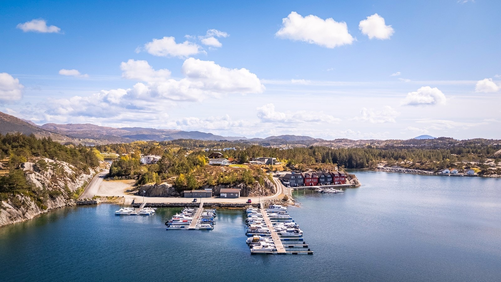 Med egen båtplass ligger forholdene godt til rette for turer på fjorden, fiske og aktive dager på sjøen. Galleribilde