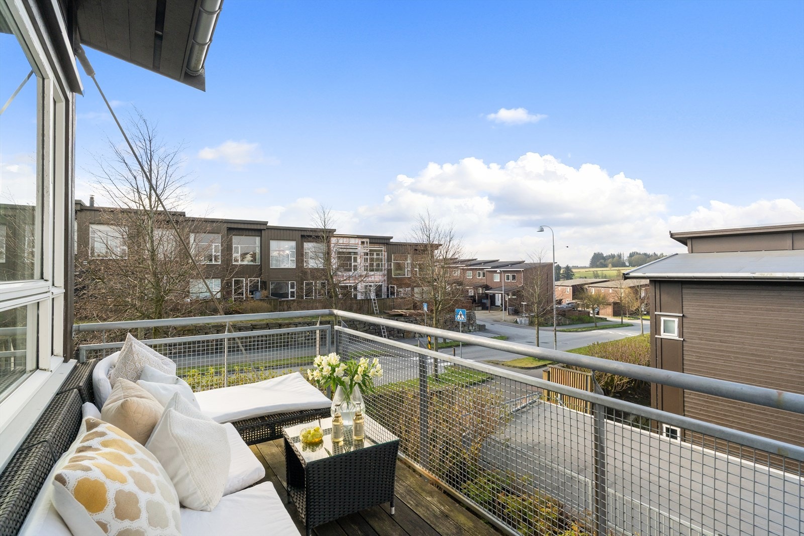 Fra stuen er det utgang til en stor, solrik terrasse. Galleribilde