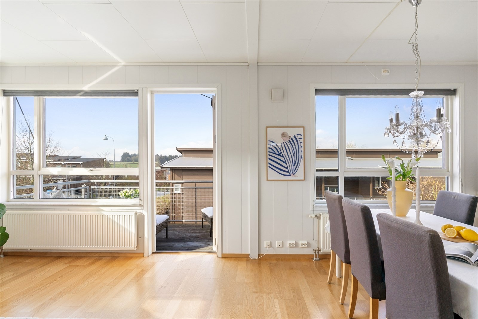 Store vindusflater og utgang til terrassen slipper inn rikelig med dagslys. Galleribilde