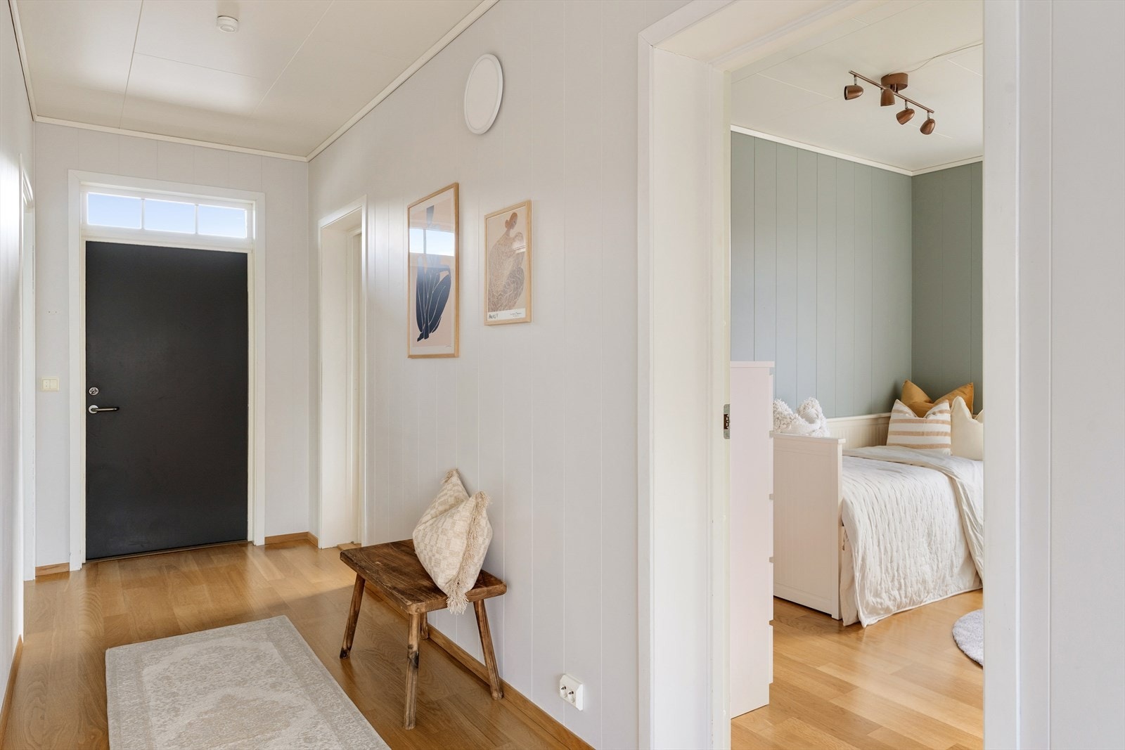 Lys entré med parkett på gulv, en overflate som er gjennomgående i de fleste rom. Galleribilde