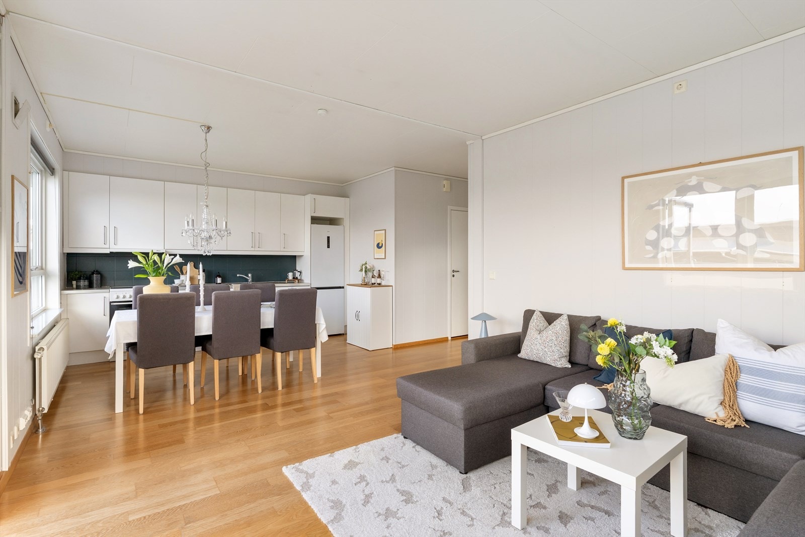 Dette er en moderne endeleilighet med åpen stue- og kjøkkenløsning. Varmen fra fjernvarmeanlegget fordeles via radiatorer og vannbåren gulvvarme. Galleribilde