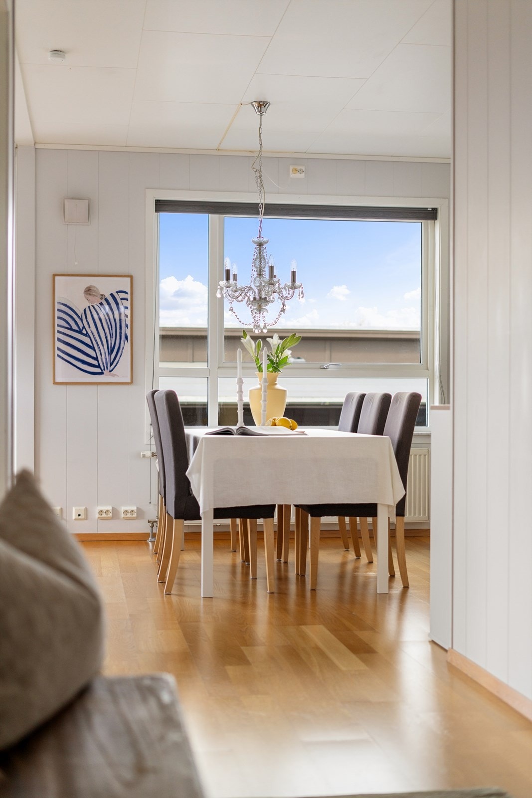 Den åpne løsningen gir god plass til både spisebord og en romslig sofagruppe. Galleribilde