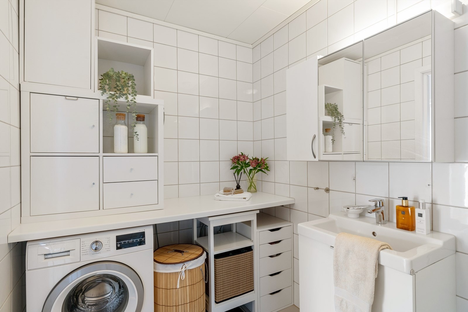 Badet er praktisk innredet med opplegg for vaskemaskin. Galleribilde