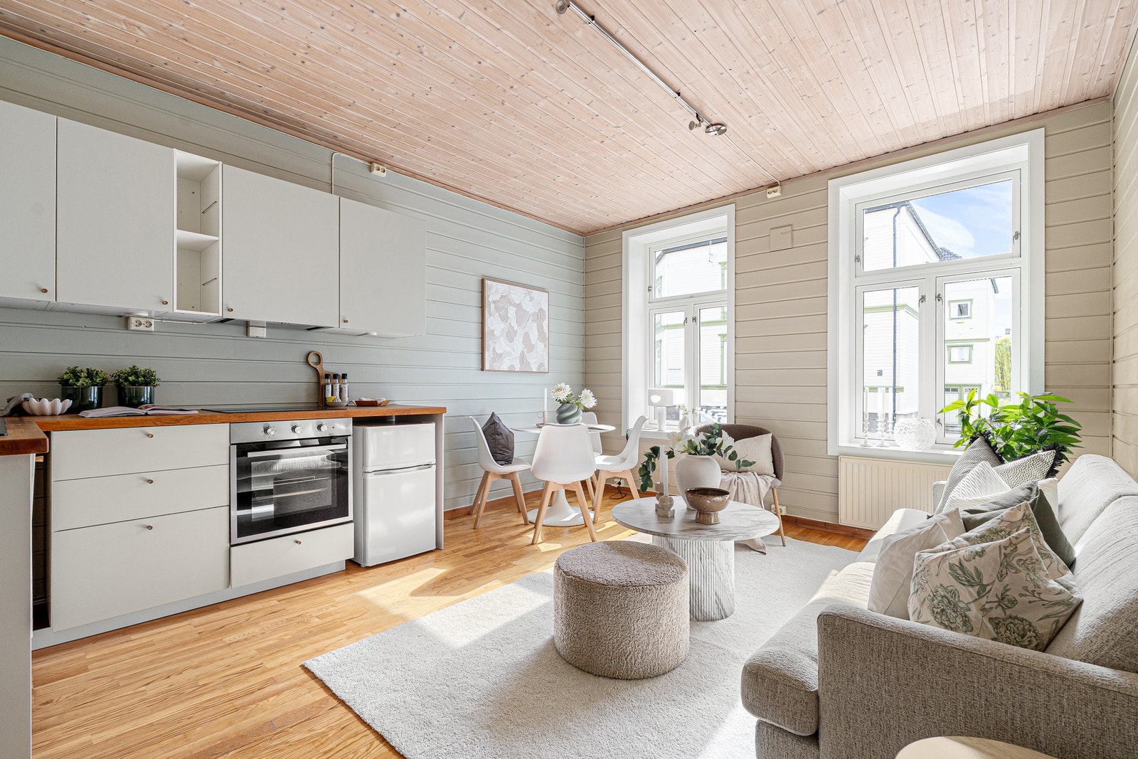 Stue med store vindusflater som slipper inn rikelig med naturlig lys, som skaper en luftig og behagelig romfølelse. Galleribilde