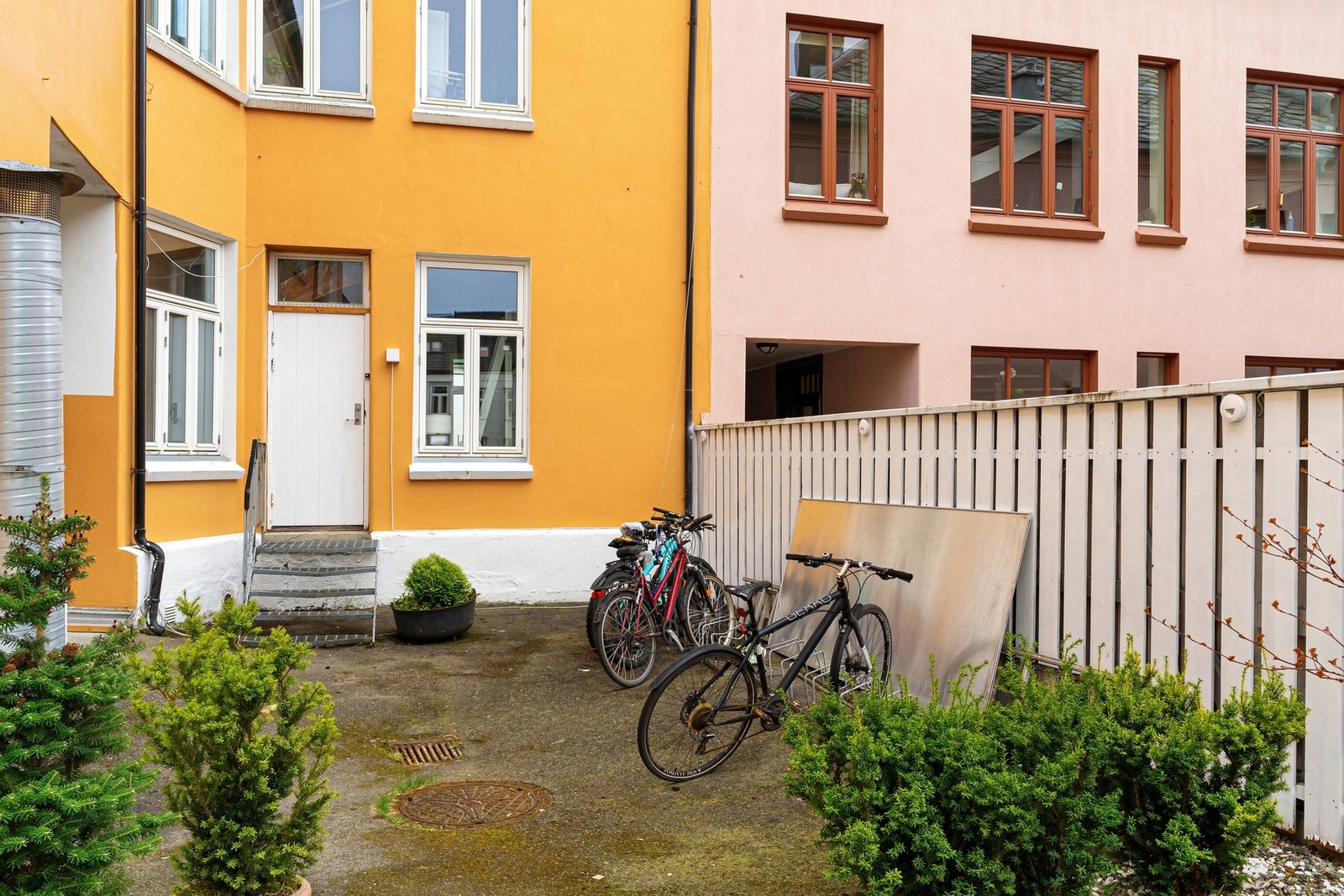 Leiligheten har inngang fra rolig og tilbaketrukket gårdsrom. Galleribilde