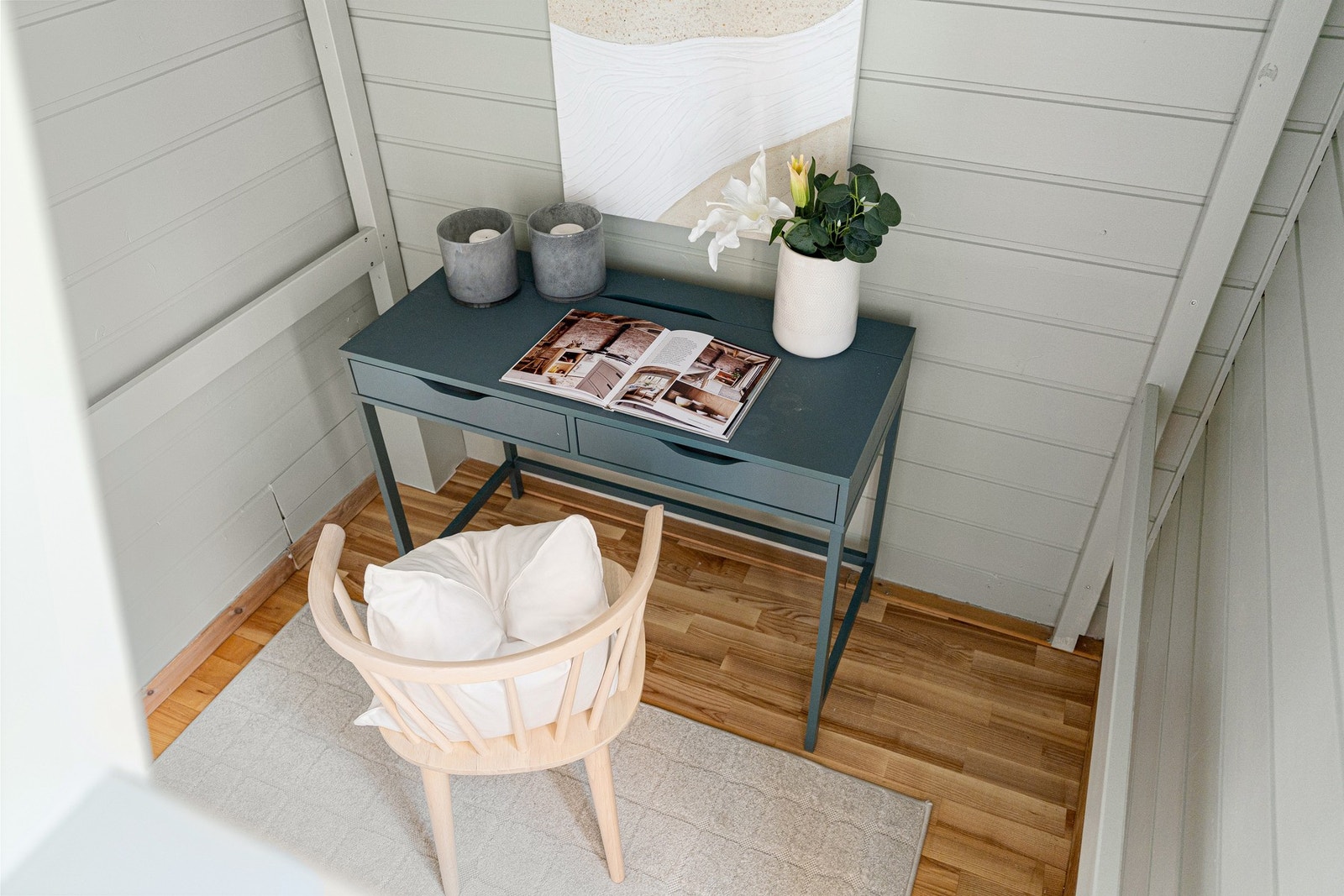 Praktisk arbeidsplass under hems, perfekt for hjemmekontor eller studier. Galleribilde