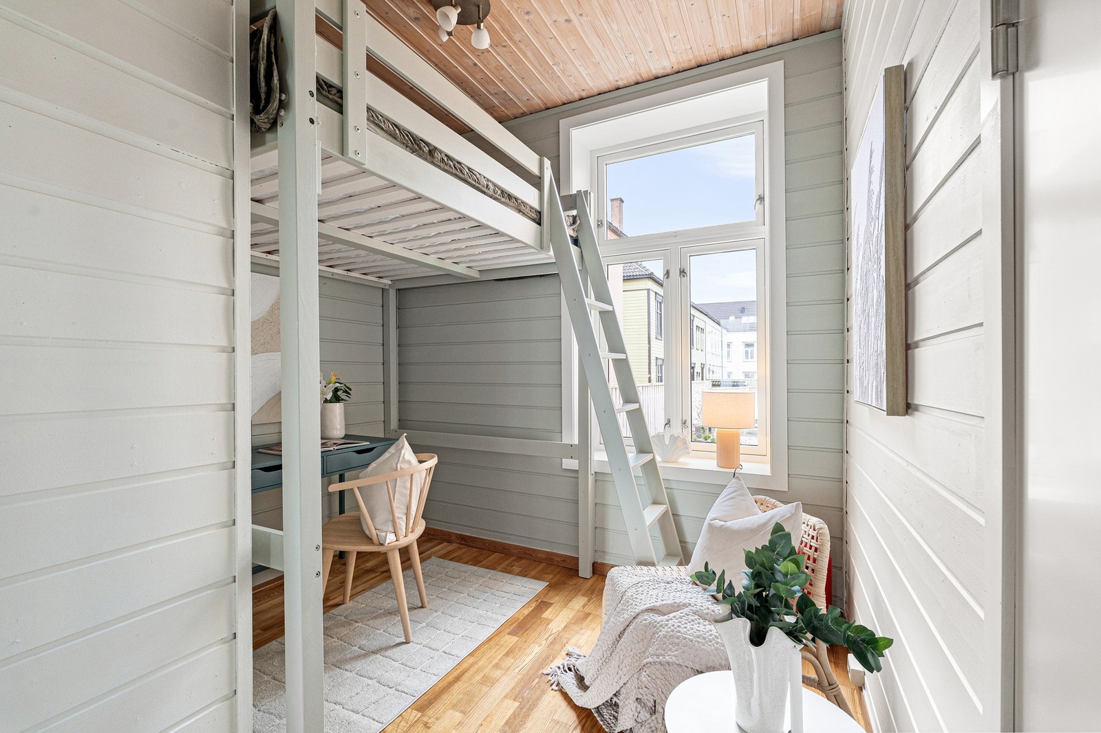Smart sovealkove med hemsløsning som gir god plass til arbeidspult. Galleribilde