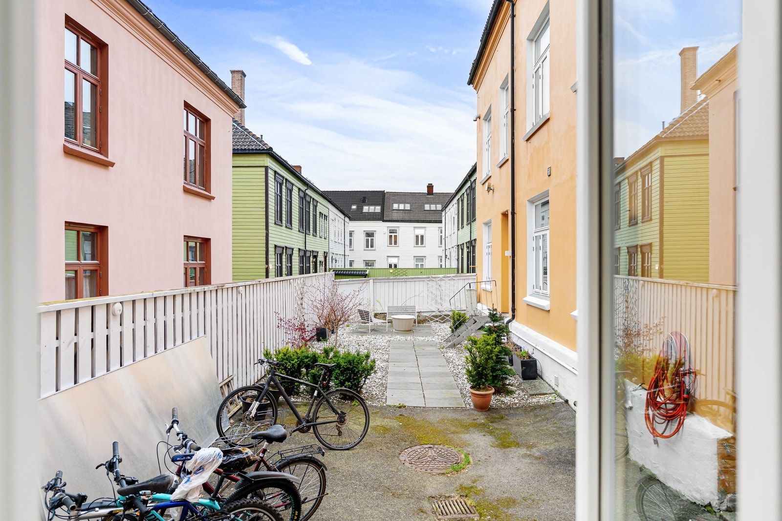 Hyggelig felles uteområde med plass til sykkelparkering og sosiale soner. Galleribilde